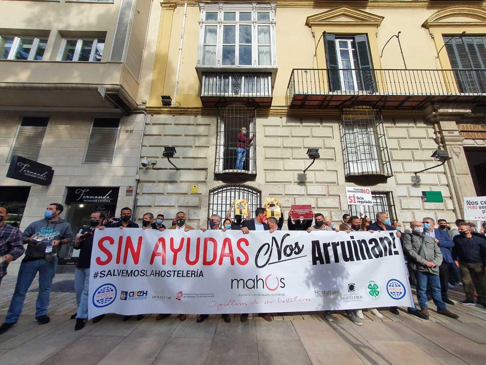 Fotos de la cacerolada de los hosteleros en Málaga, contras las medidas del Covid