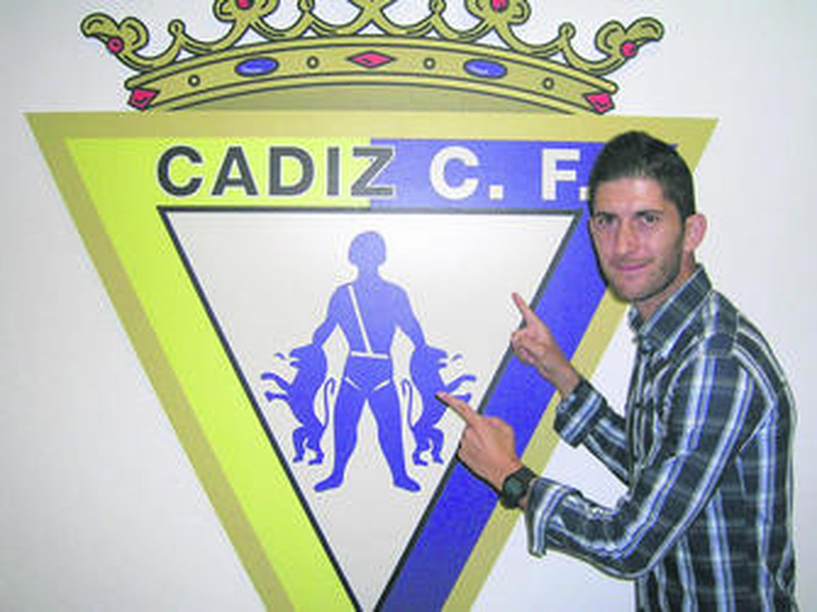 Fran Machado, nada más convertirse ayer en jugador cadista.