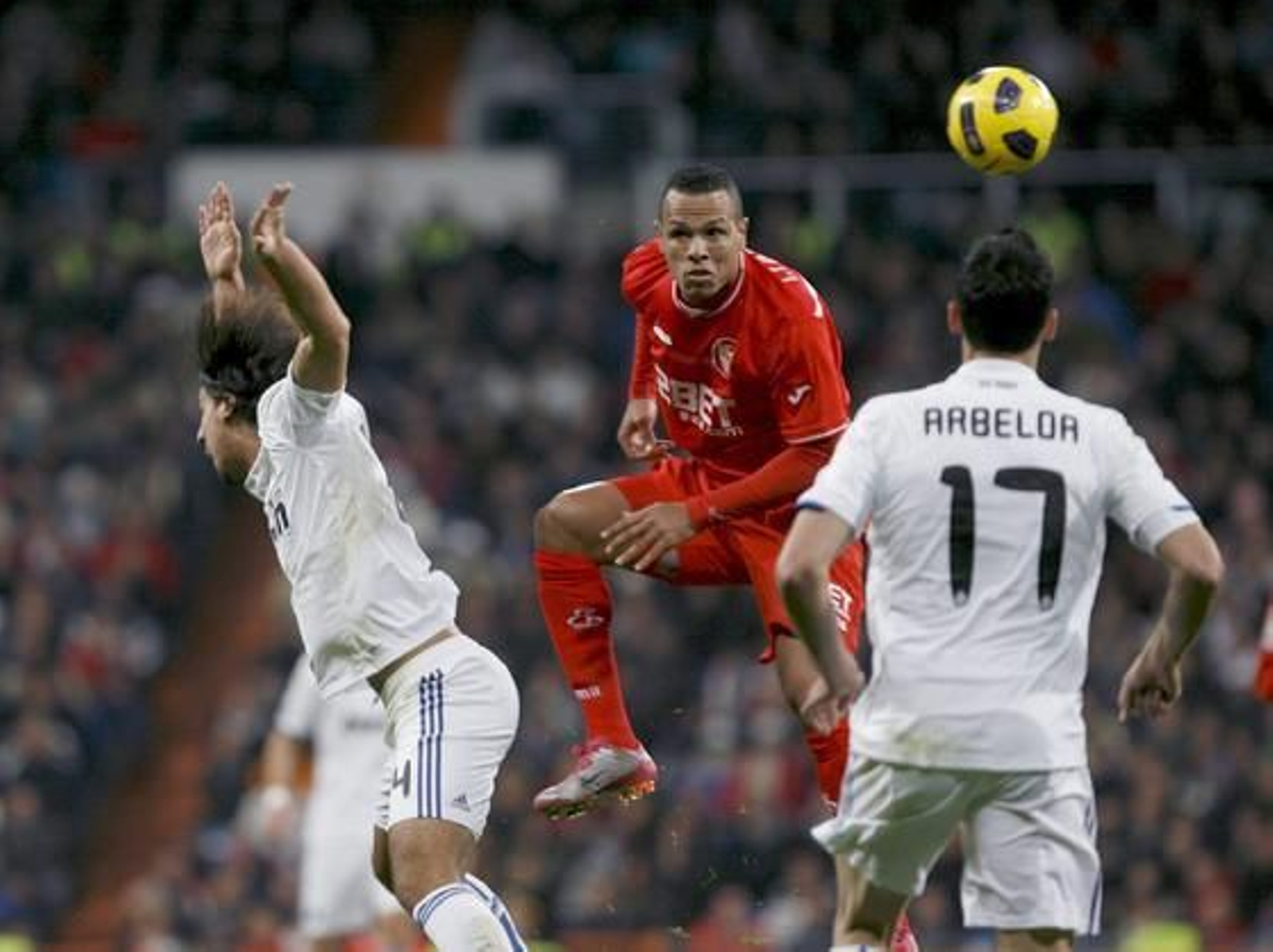 El Sevilla cae en el Bernabéu pese a jugar con un jugador más durante casi media hora. / EFE