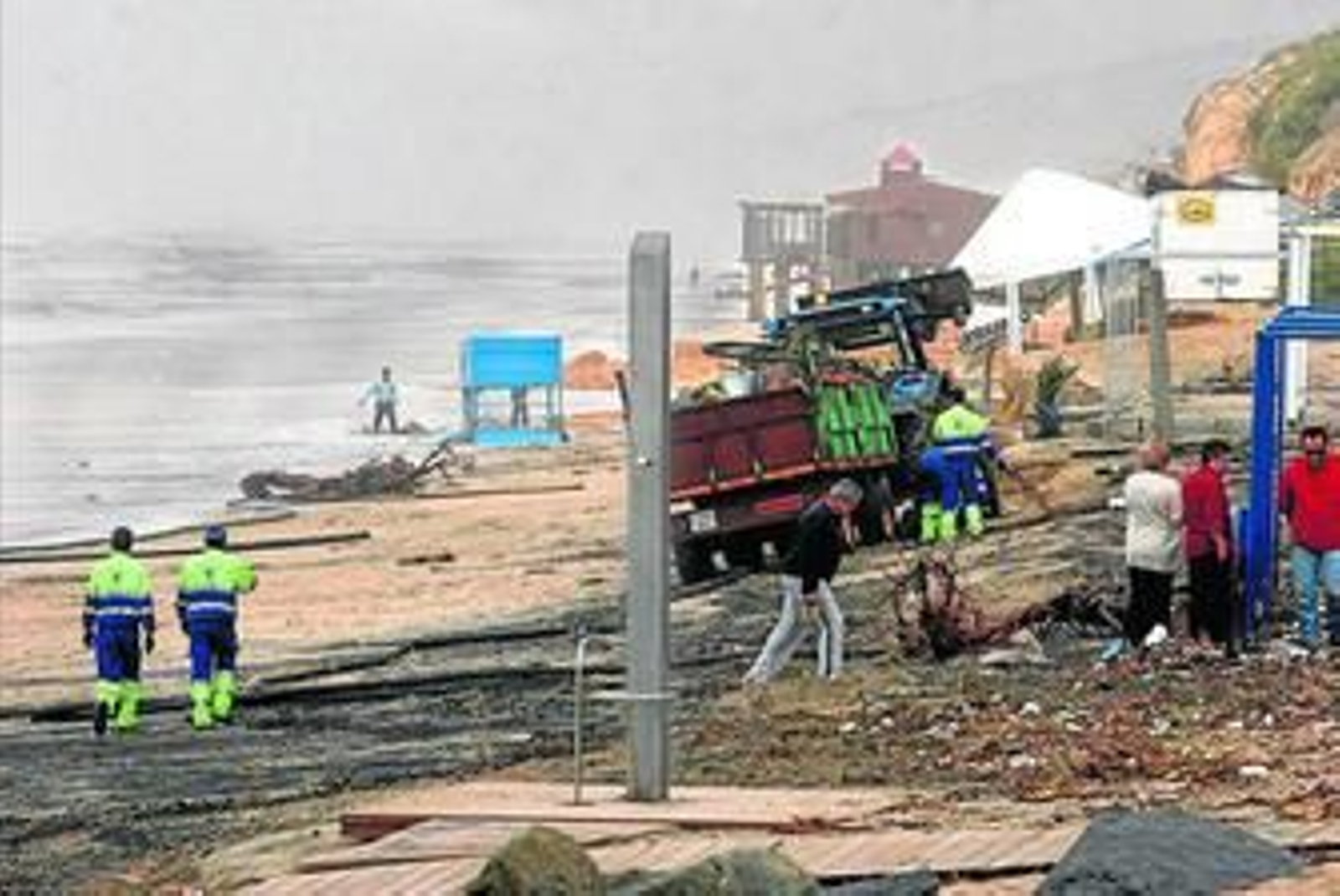 Efectivos de limpieza y Protección Civil trabajan en el desescombro de la playa de Matalascañas tras el temporal de abril de 2007.