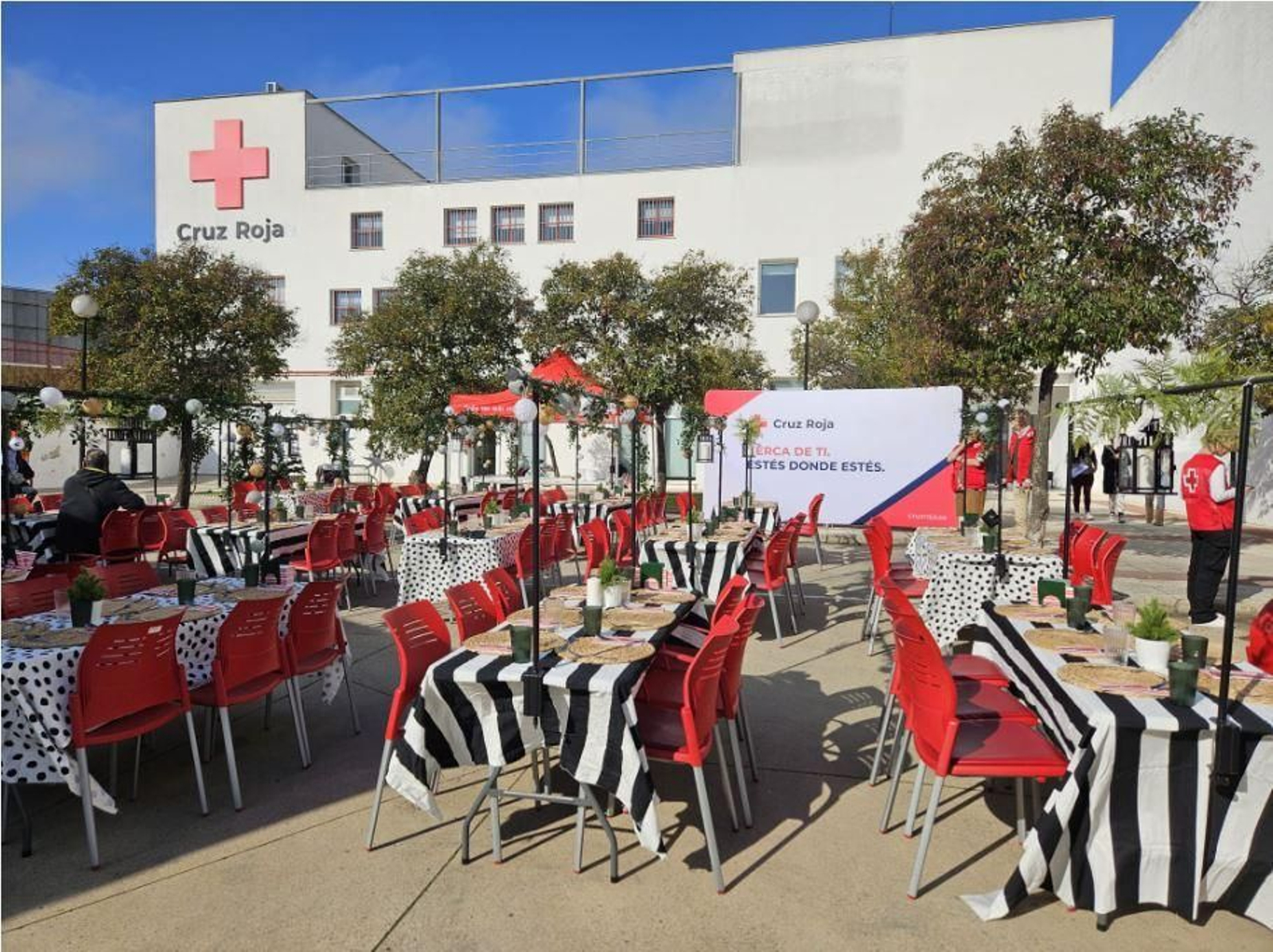 La Asamblea de Cruz Roja en Jerez y Hacedores Cádiz celebran la cuarta edición del almuerzo navideño para personas sin hogar.