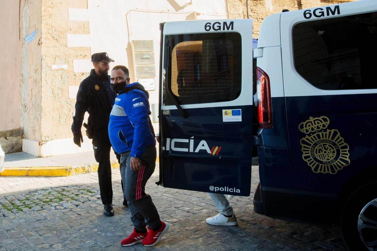 El Perniles sale del furgón policial procedente de la prisión de Botafuegos.