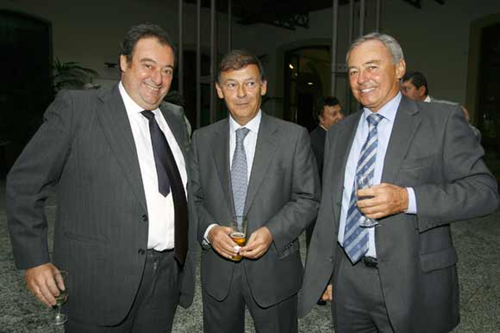 José Manuel Pascual y Víctor Cortezo, del Grupo de Hospitales Pascual, junto a Tomás Valiente, director general del Grupo Joly.

Foto: Julio Gonzalez/Joaquin Pino/Lourdes de Vicente