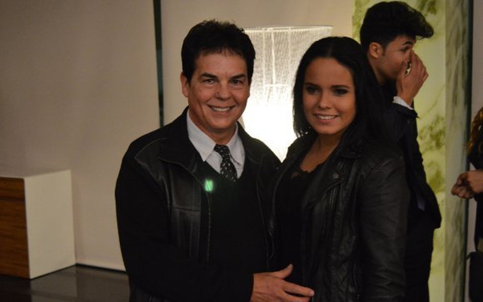 El diseñador Antonio Ardón con la hija de Rocío Jurado, Gloria Camila, durante el desfile en el Hotel Atlántico.  Foto: Ignacio Casas de Ciria