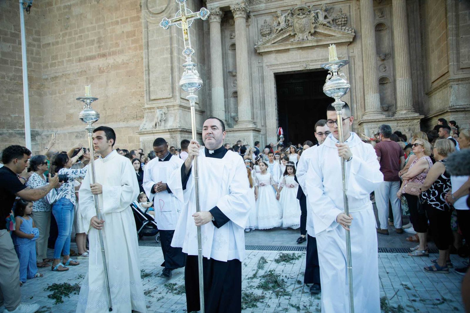 Imágenes de la procesión del Corpus Christi en Almería: así han sido la misa y la posterior marcha por la capital
