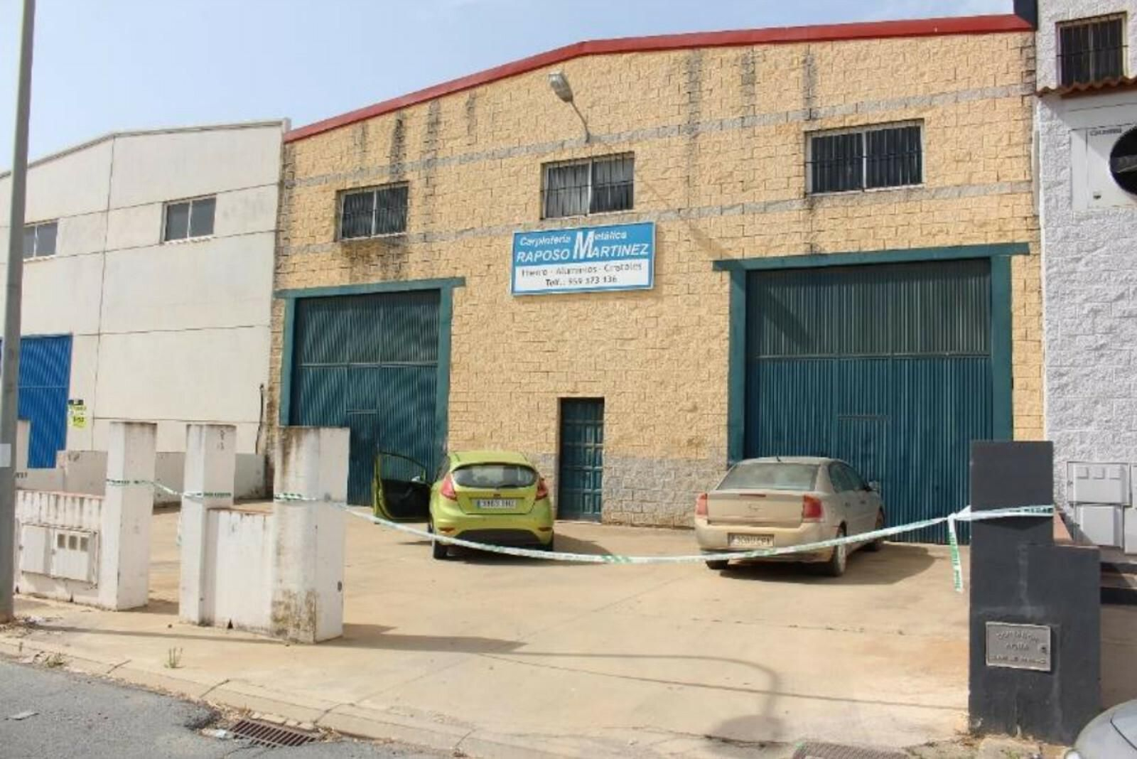 Con la puerta abierta, a la izquierda, el coche del que se bajaba la víctima cuando recibió los disparos en agosto de 2018.