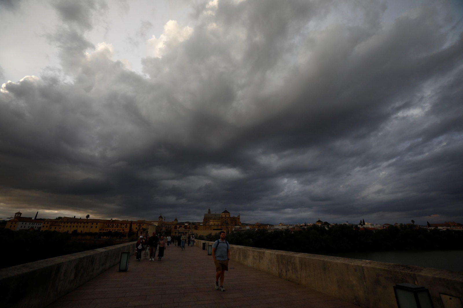 Una nubosa tarde de otoño en Córdoba, en imágenes
