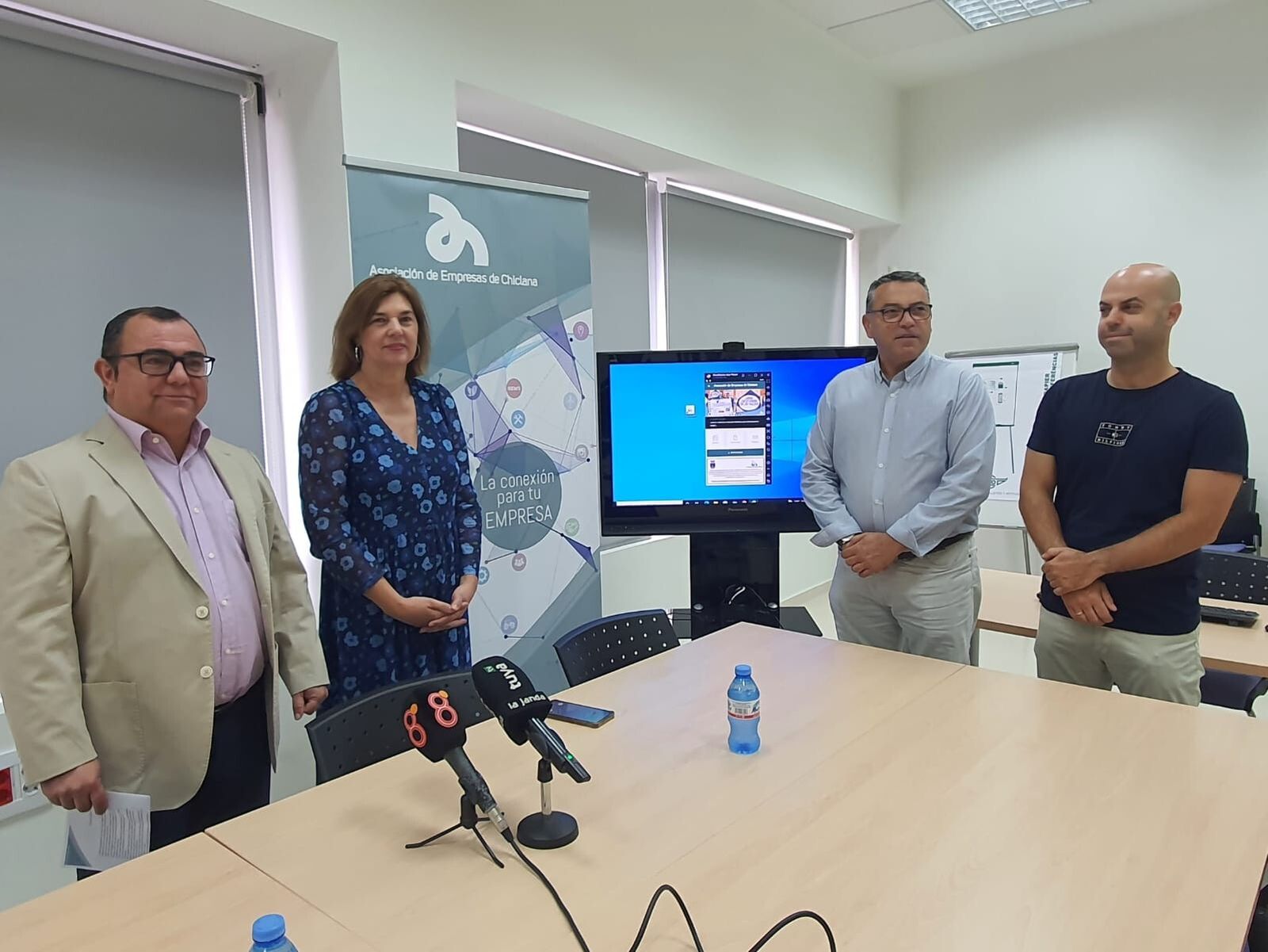 La delegada municipal de Fomento, Pepa Vela, junto a representantes de la asociación de empresas.