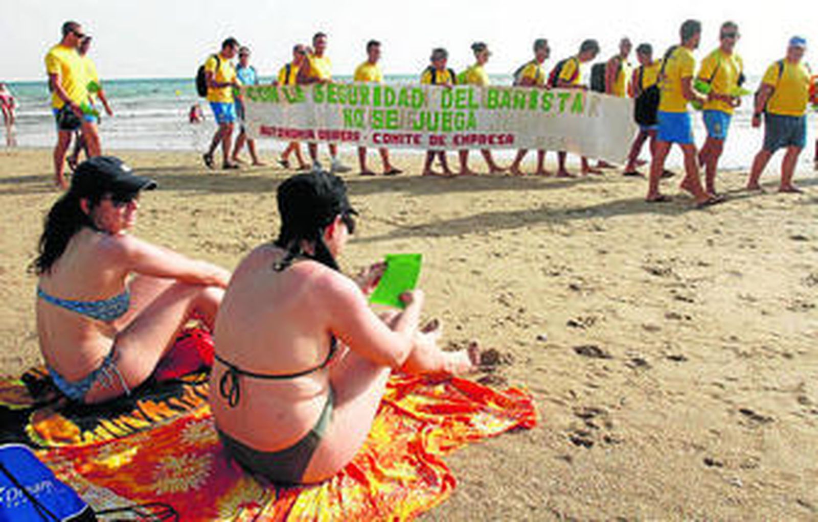 Los socorristas se concentraron ayer en el Módulo Central de la Victoria y luego recorrieron la playa.