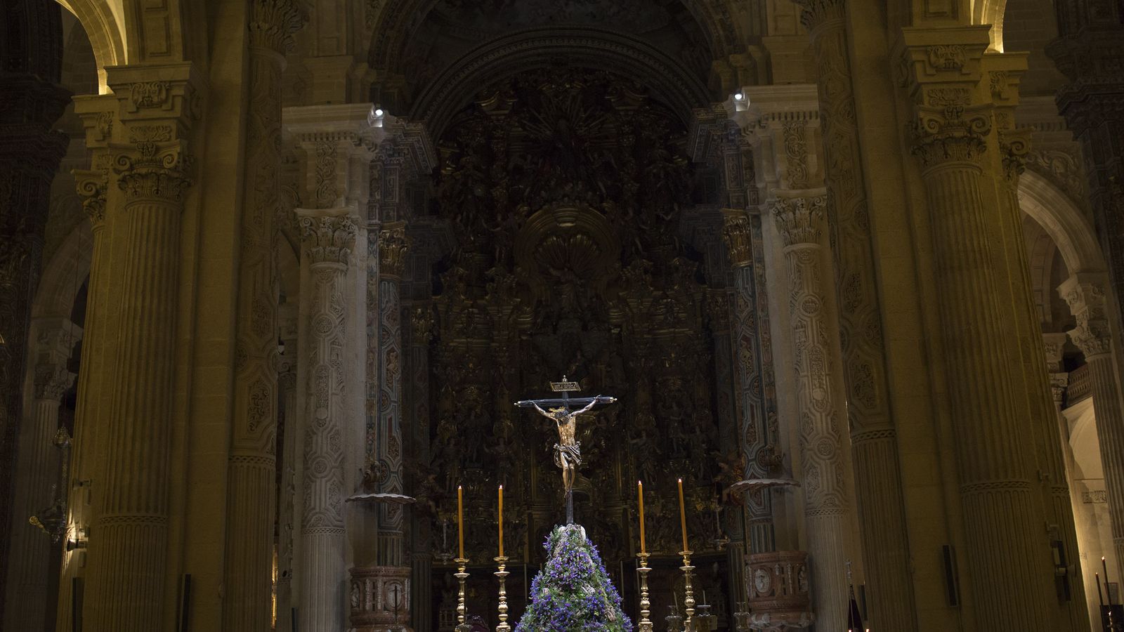 El Cristo del Amor en una espectacular disposición en el presbiterio del Salvador.