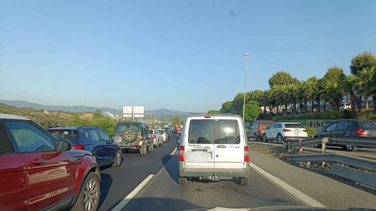 El atasco causado por el accidente, a la altura de San Roque