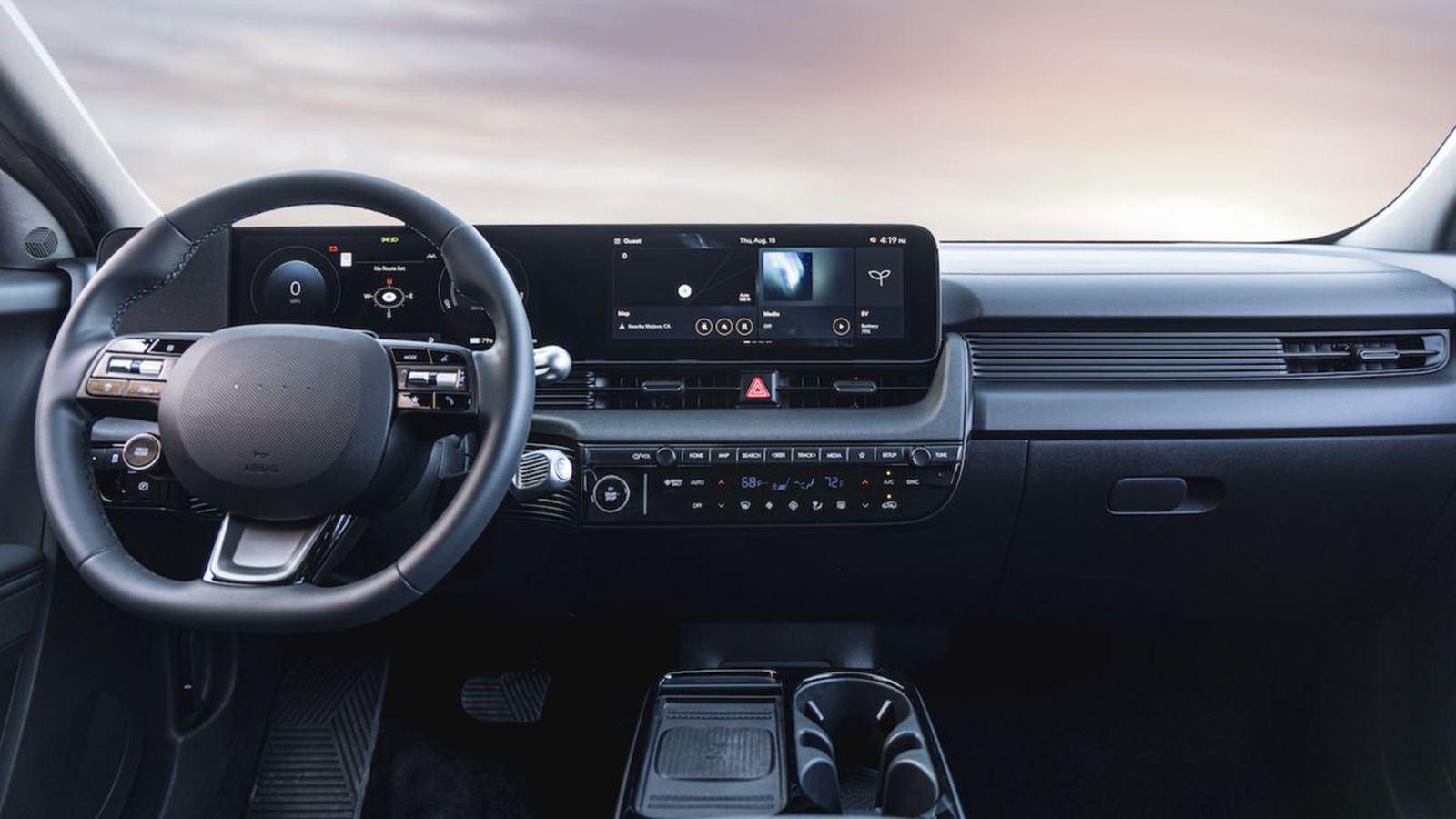 Toda la zona central del salpicadero experimenta numerosos cambios con esta actualización, en la que también aparece una consola central y se recibe un volante similar al del Ioniq 6.