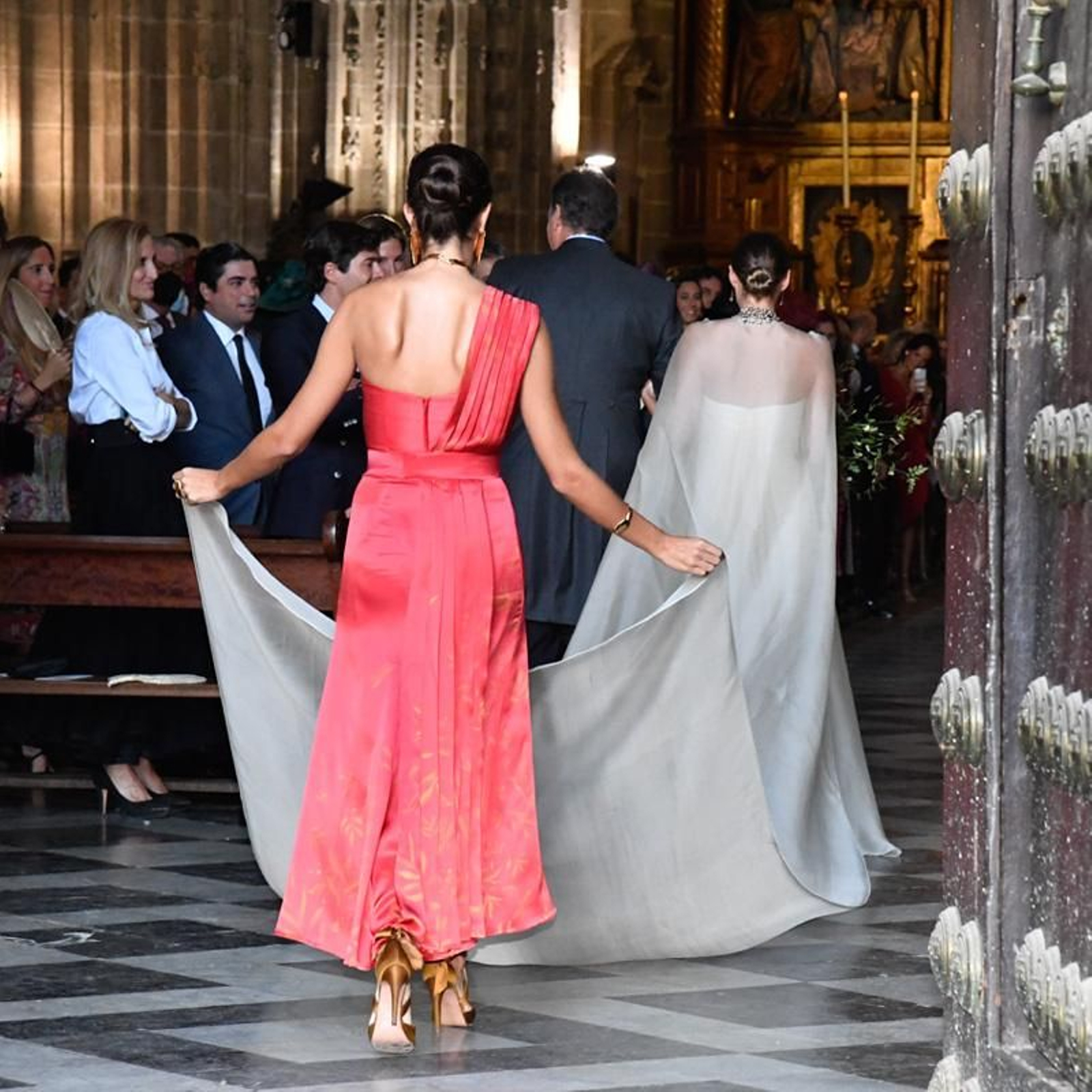 La hermana de la novia, Ana María, lleva el velo de la novia durante su entrada al templo.