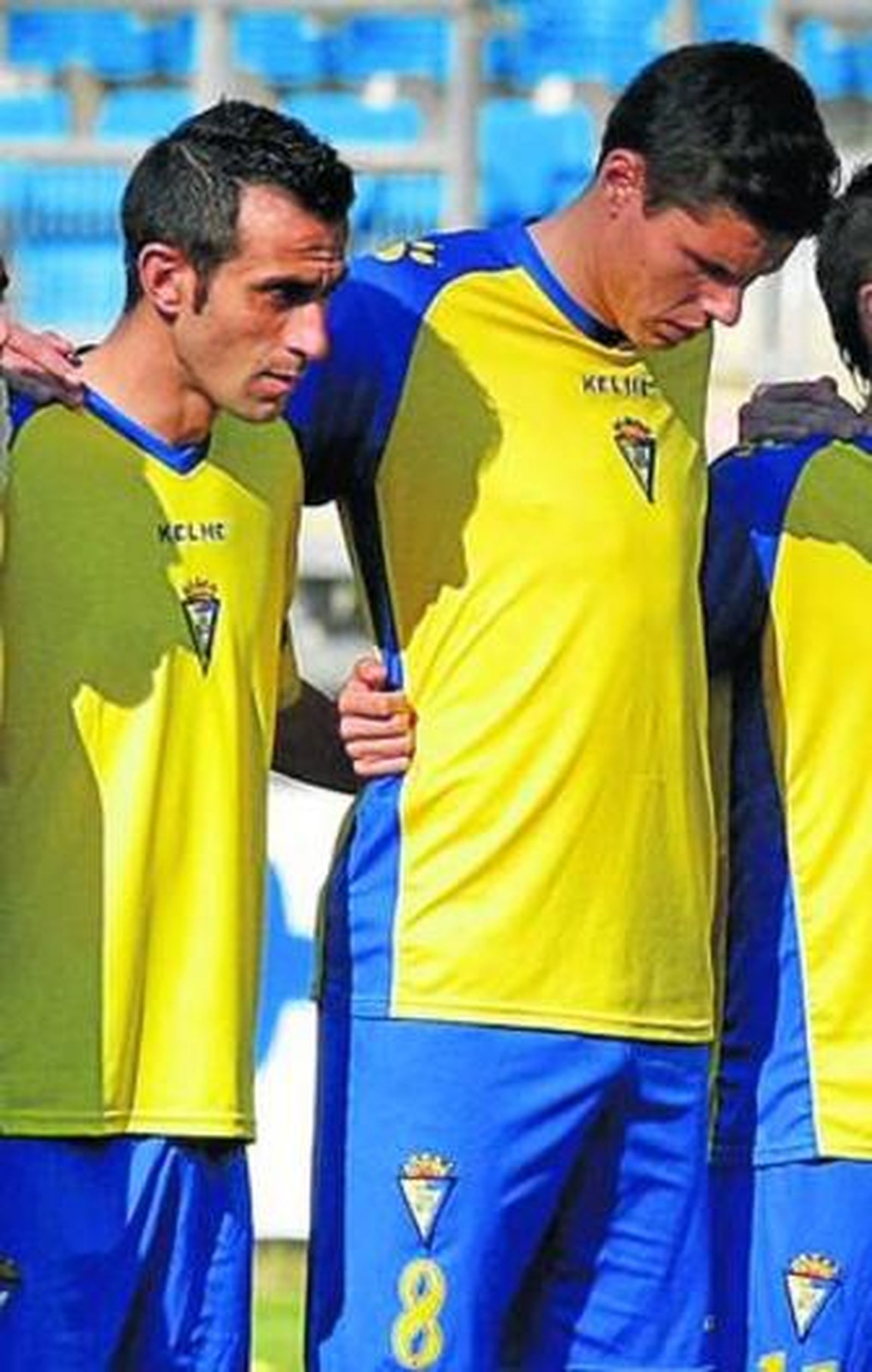 De Coz (i) y Yuste posan abrazados y con gestos de concentración antes del comienzo de un partido.