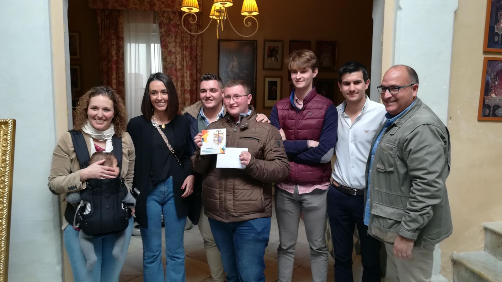 Grupo joven de la hermandad de la Vera Cruz con el presidente del Consejo, Manuel A. García López, y la vocal de Juventud, Carmen Paramio.