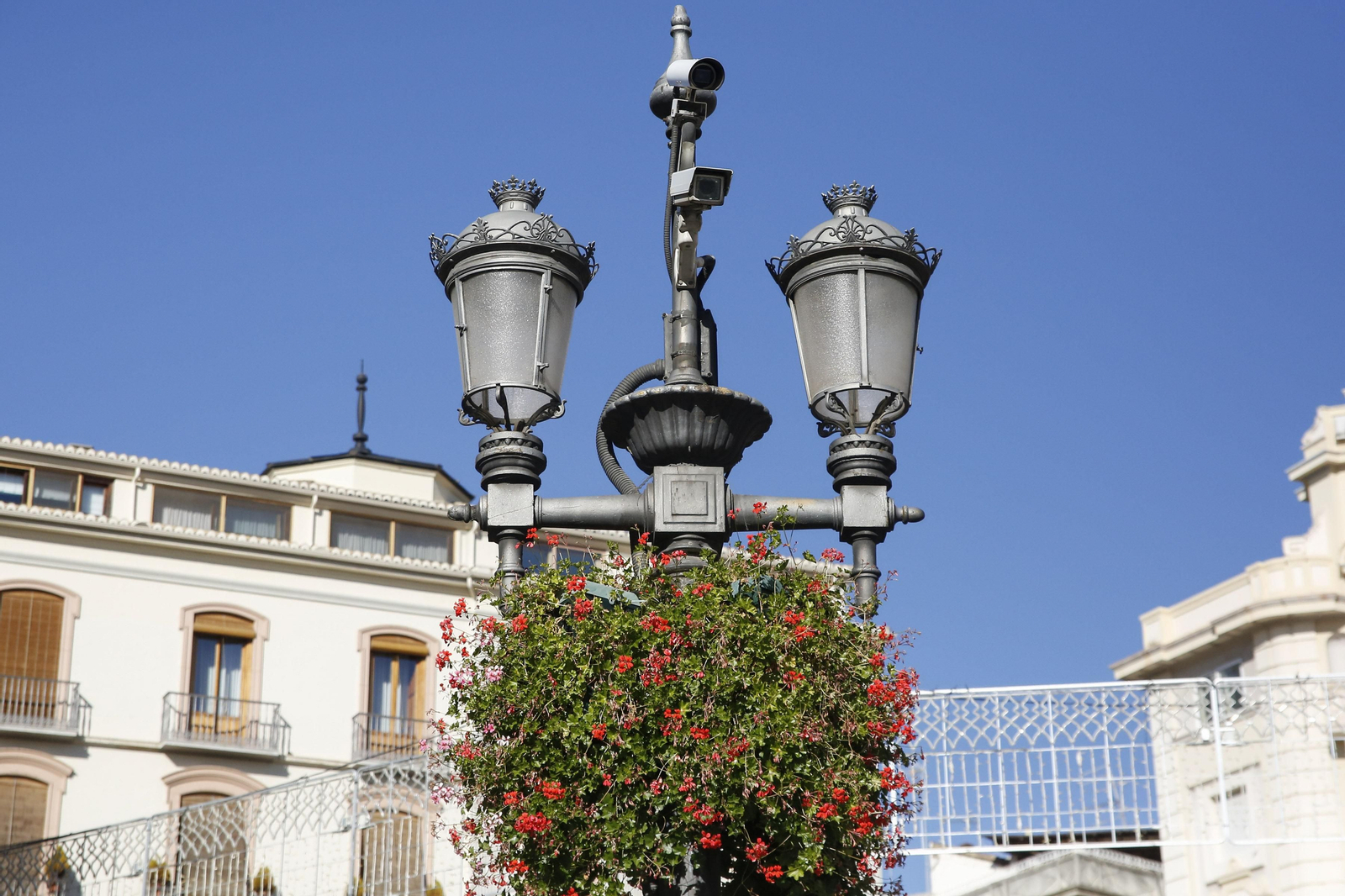 Una de las cámaras que controla el tráfico a la altura de Puerta Real.
