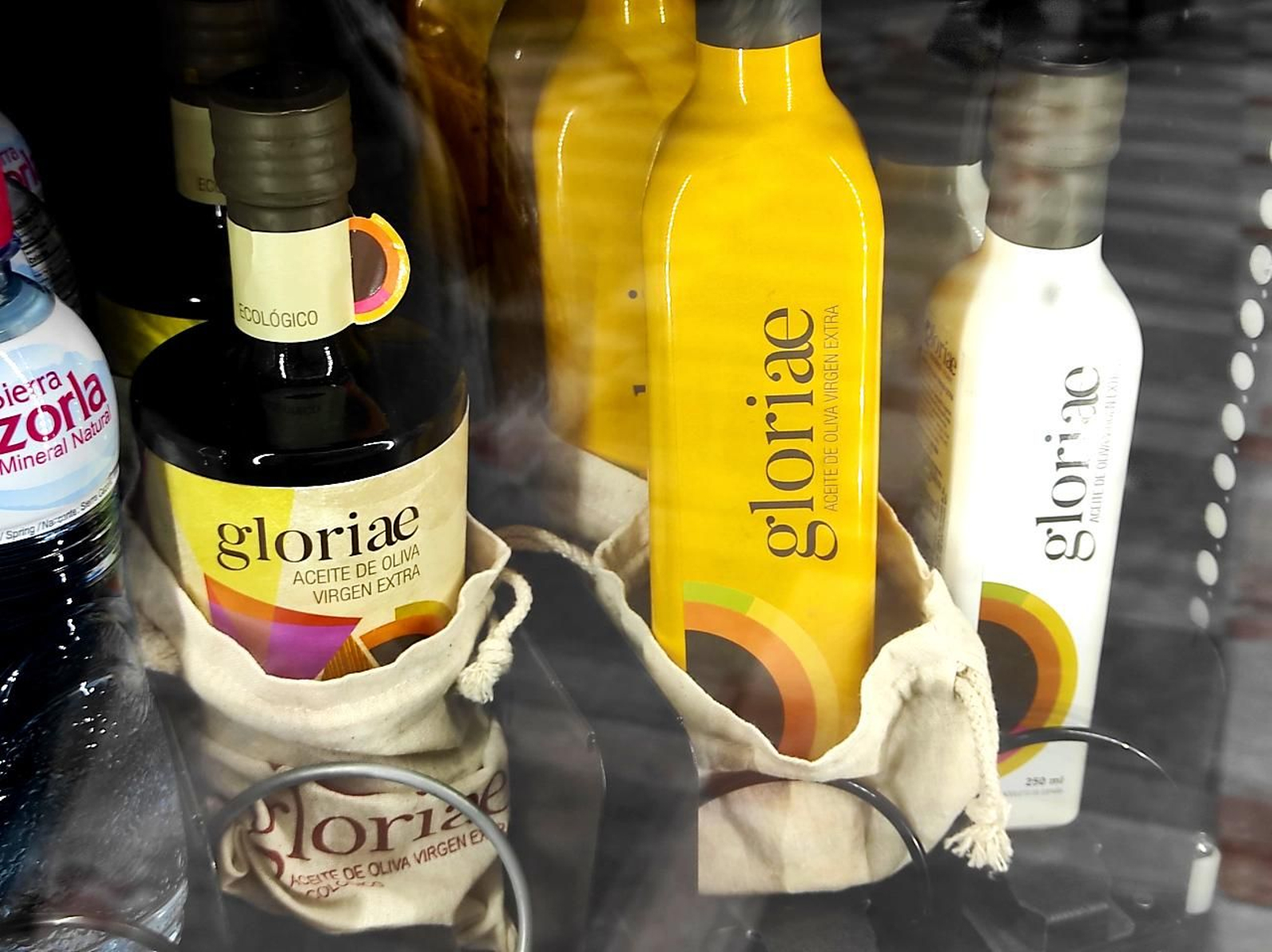 De botellas a latas: el aceite de oliva ecológico de Gloriae está disponible en varios formatos.