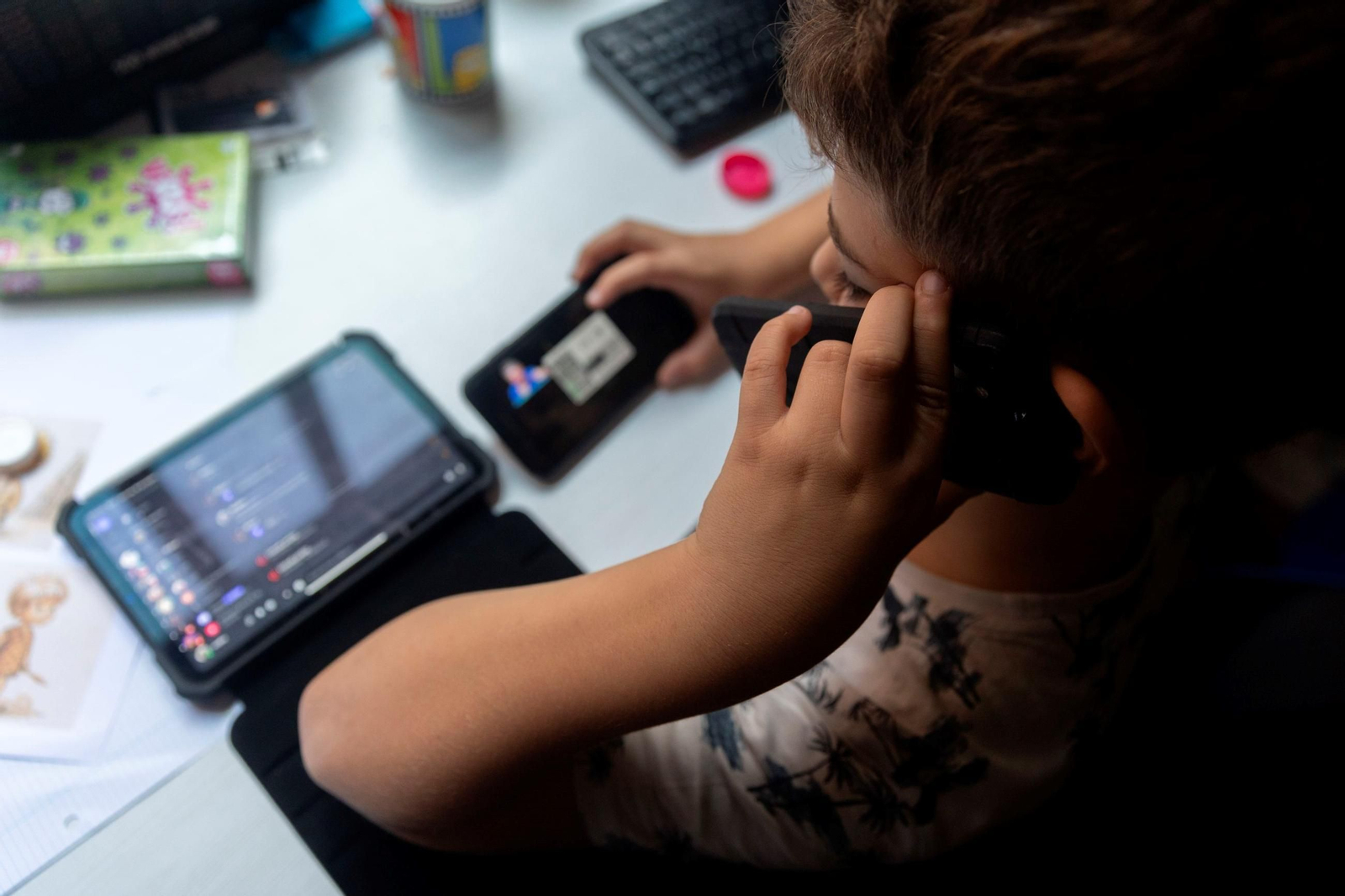 Un niño, con dispositivos electrónicos. Un niño, con dispositivos electrónicos.