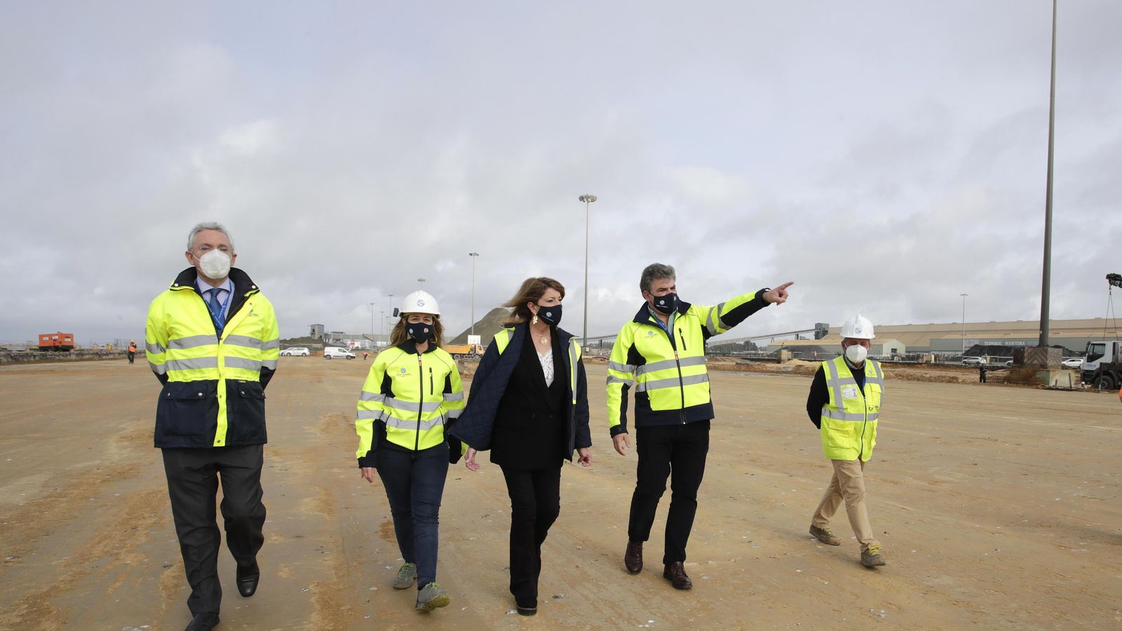Imagen de la visita de los responsables del Puerto a las obras del Muelle Ingeniero Juan Gonzalo.