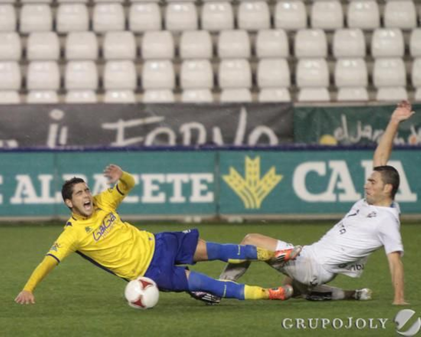El puertorrealeño cae con visibles gestos de dolor. 

Foto: LOF
