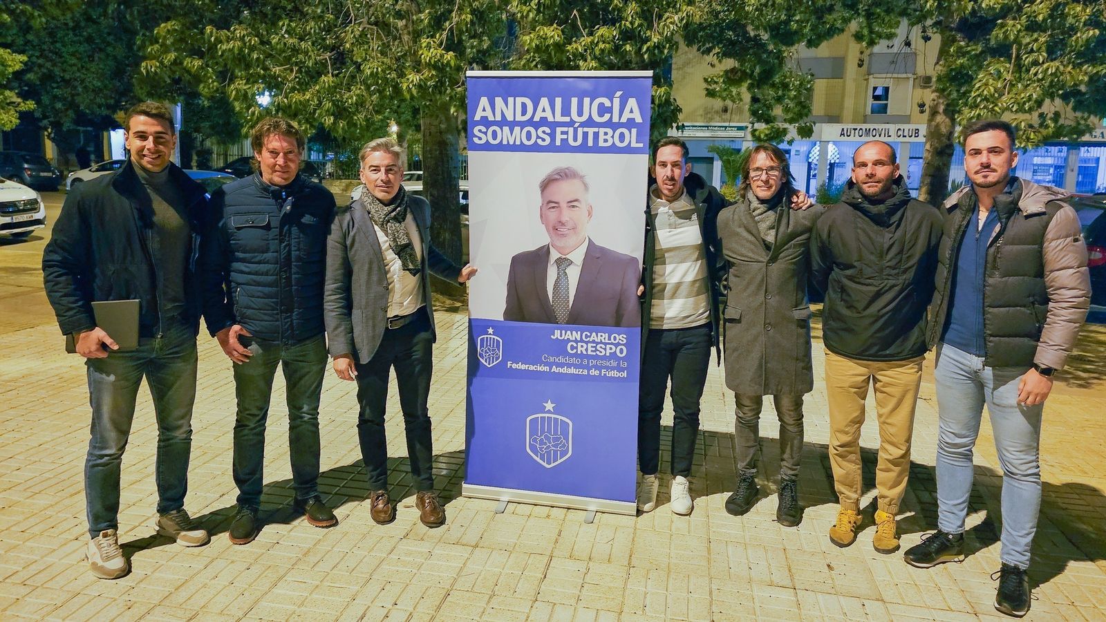 Juan Carlos y Paco Luna, junto a algunos integrantes de su grupo de trabajo en Cádiz.