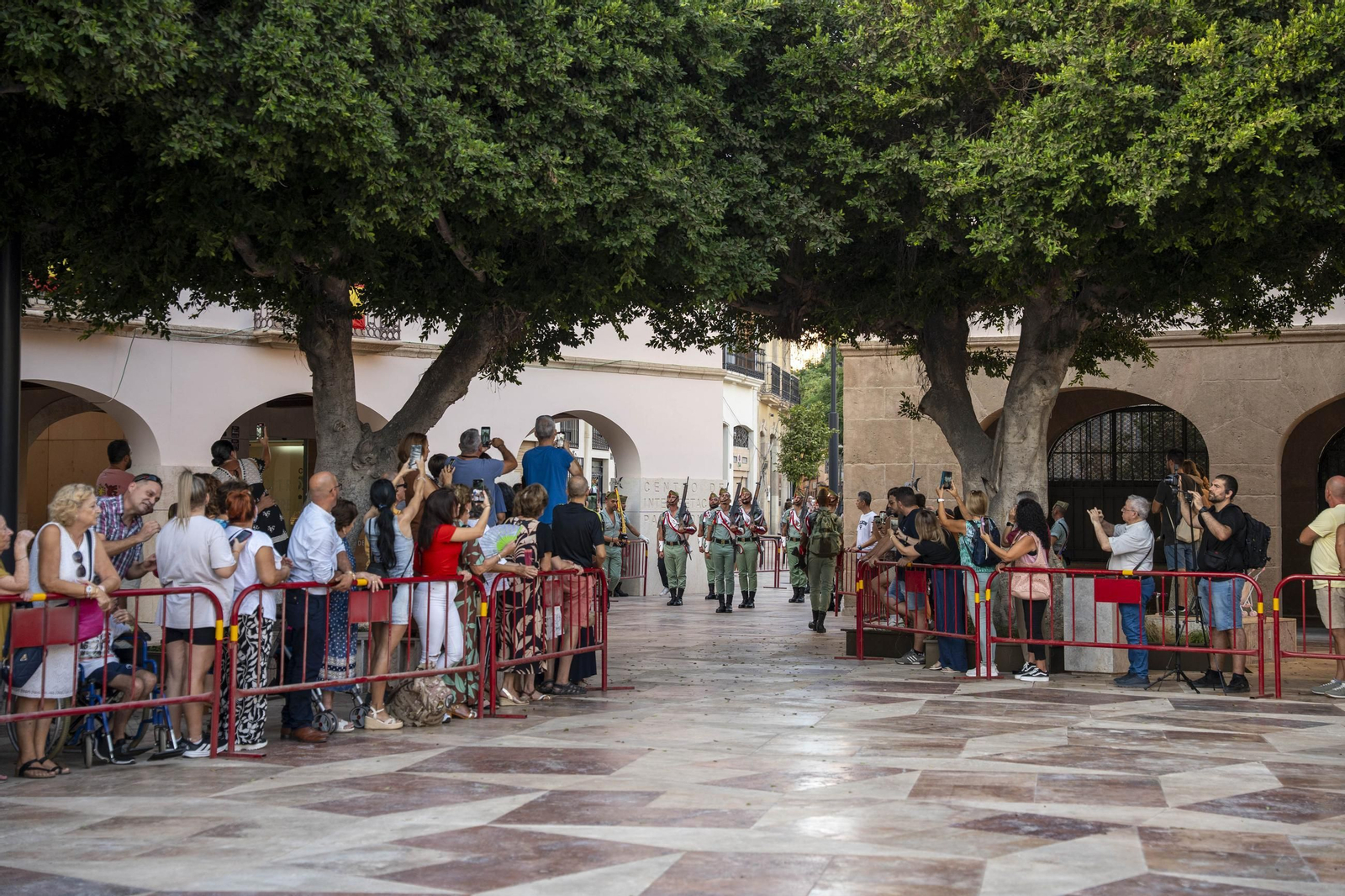 El Escudo de Oro de la ciudad de Almería a la Legión, en imágenes
