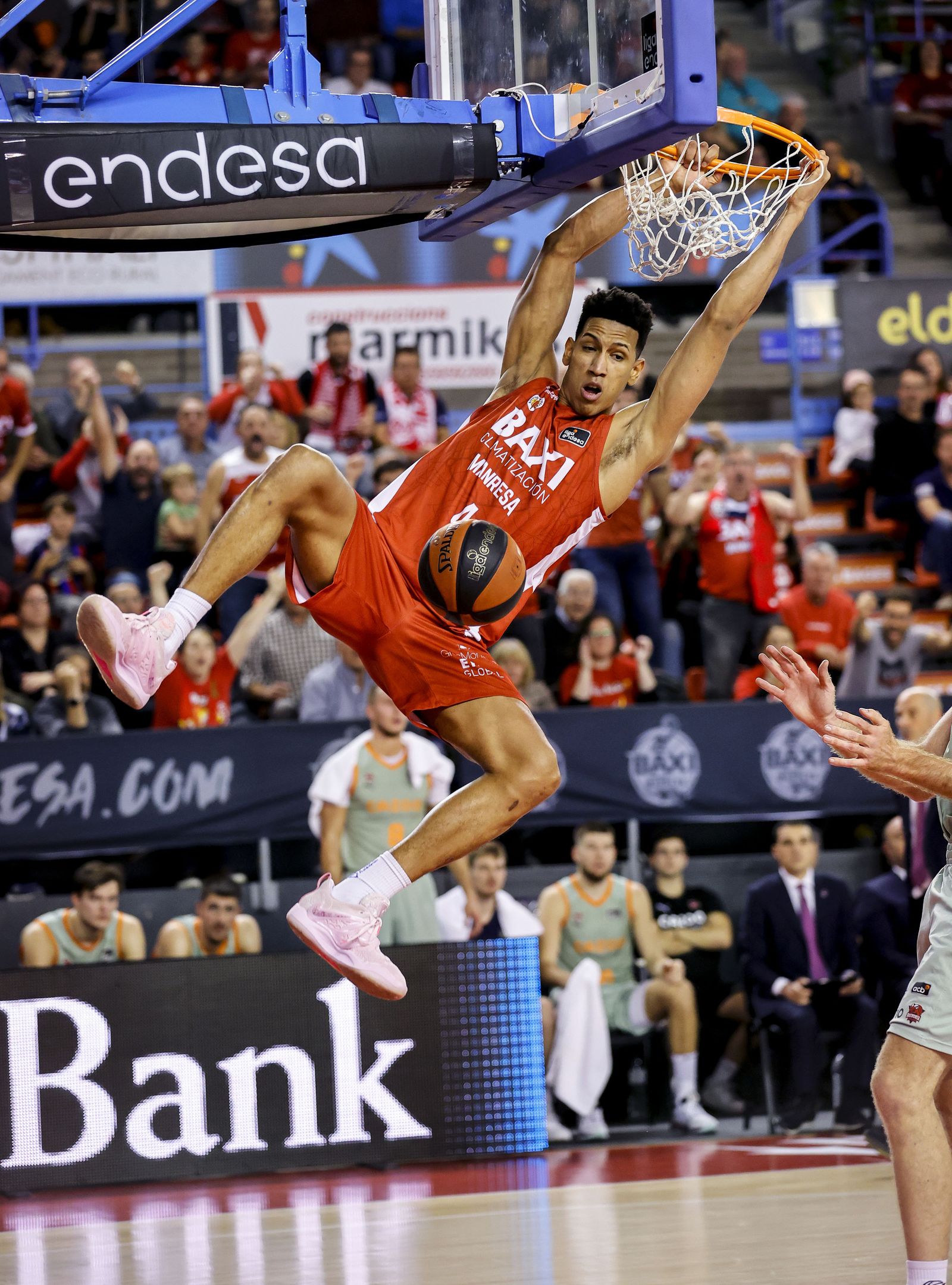 Tyson Pére machaca la canasta en un partido de esta temporada.