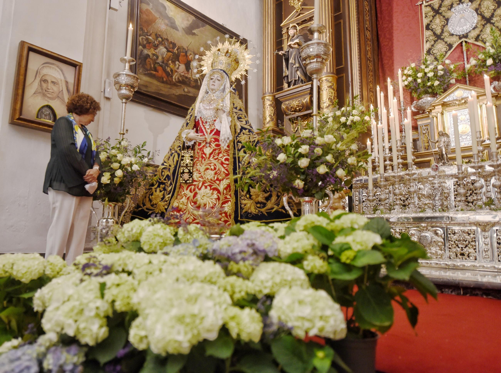El besamanos de la Virgen de los Dolores, en imágenes