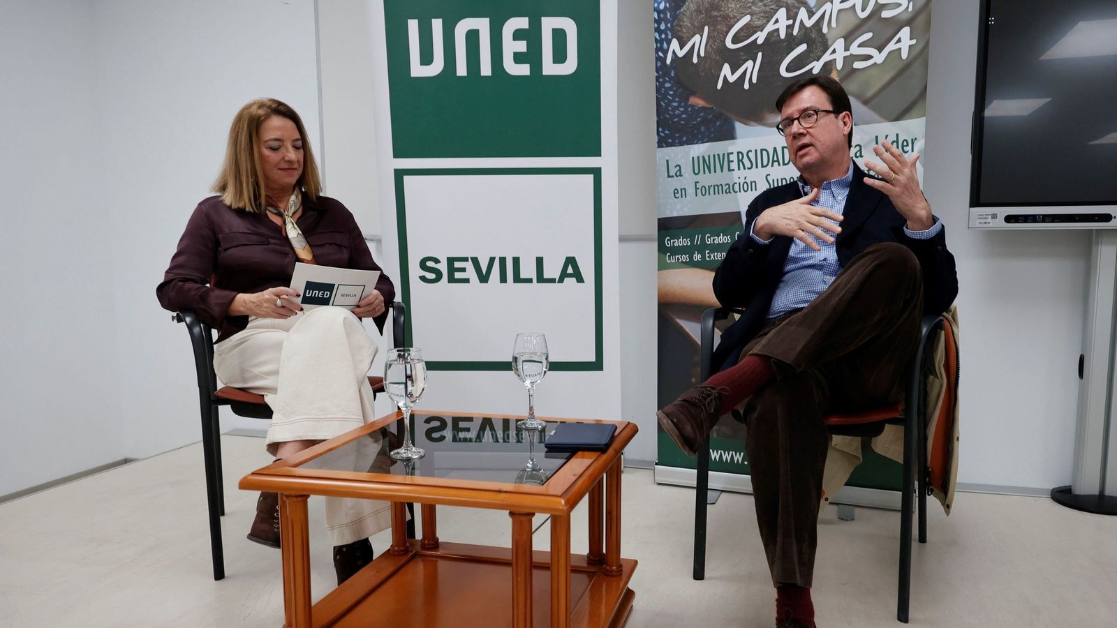 Carmen Carralero y Juan López-Herrera, durante la presentación de 'Como un río que me cruza'.