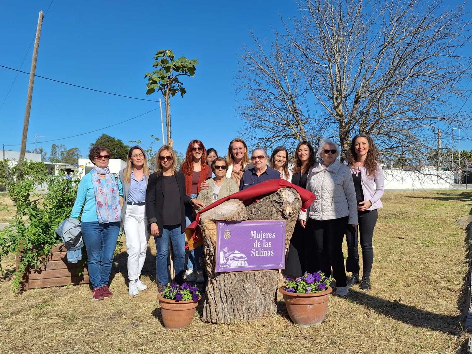 Homenaje a las 'Mujeres de las Salinas' en el Meadero de la Reina de Puerto Real