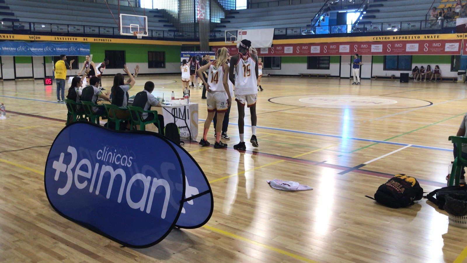 Pizarro y Sy se preparan para entrar en la cancha en el partido contra las cacereñas.