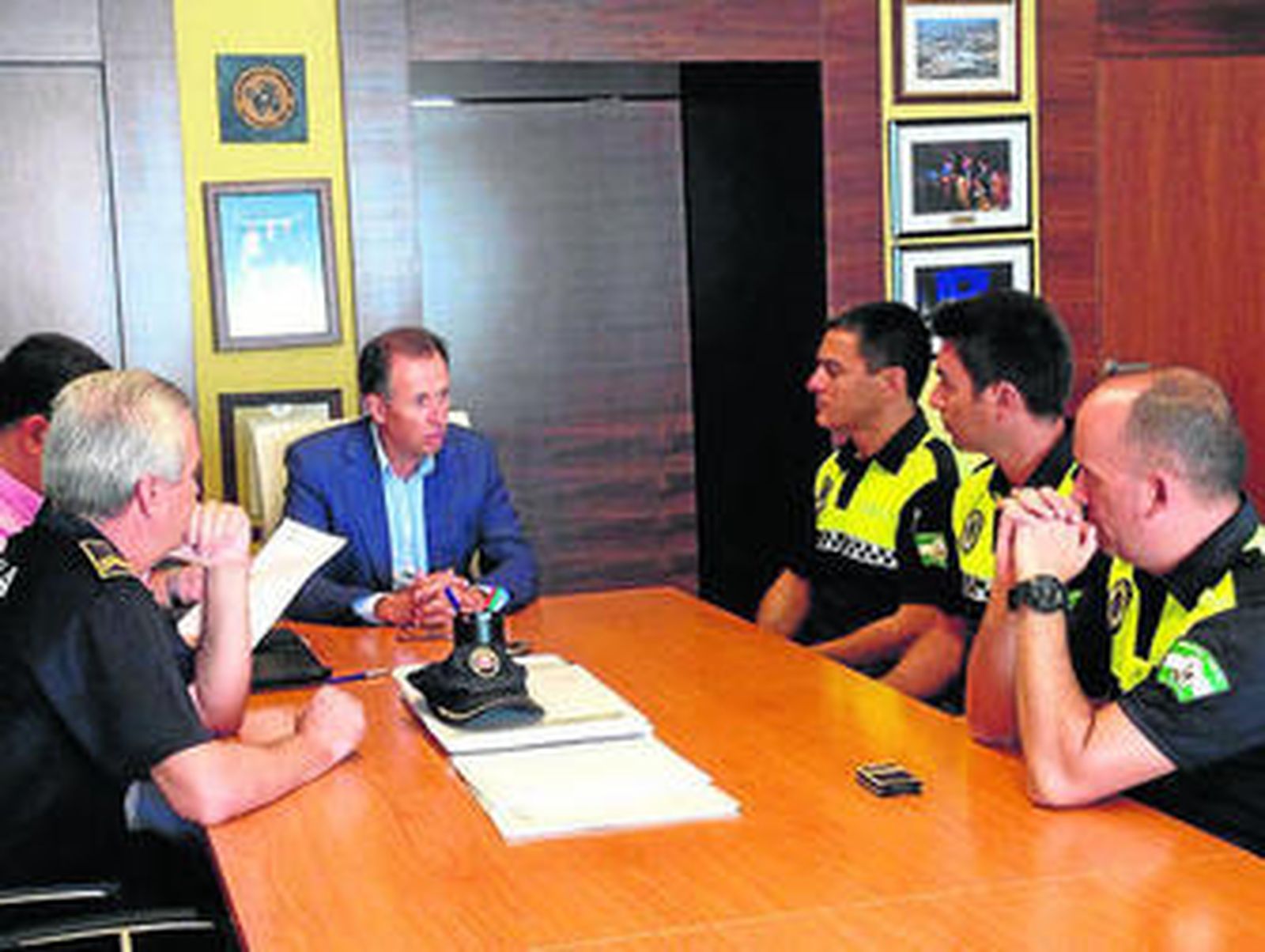 Encuentro mantenido ayer por los nuevos oficiales con el alcalde.