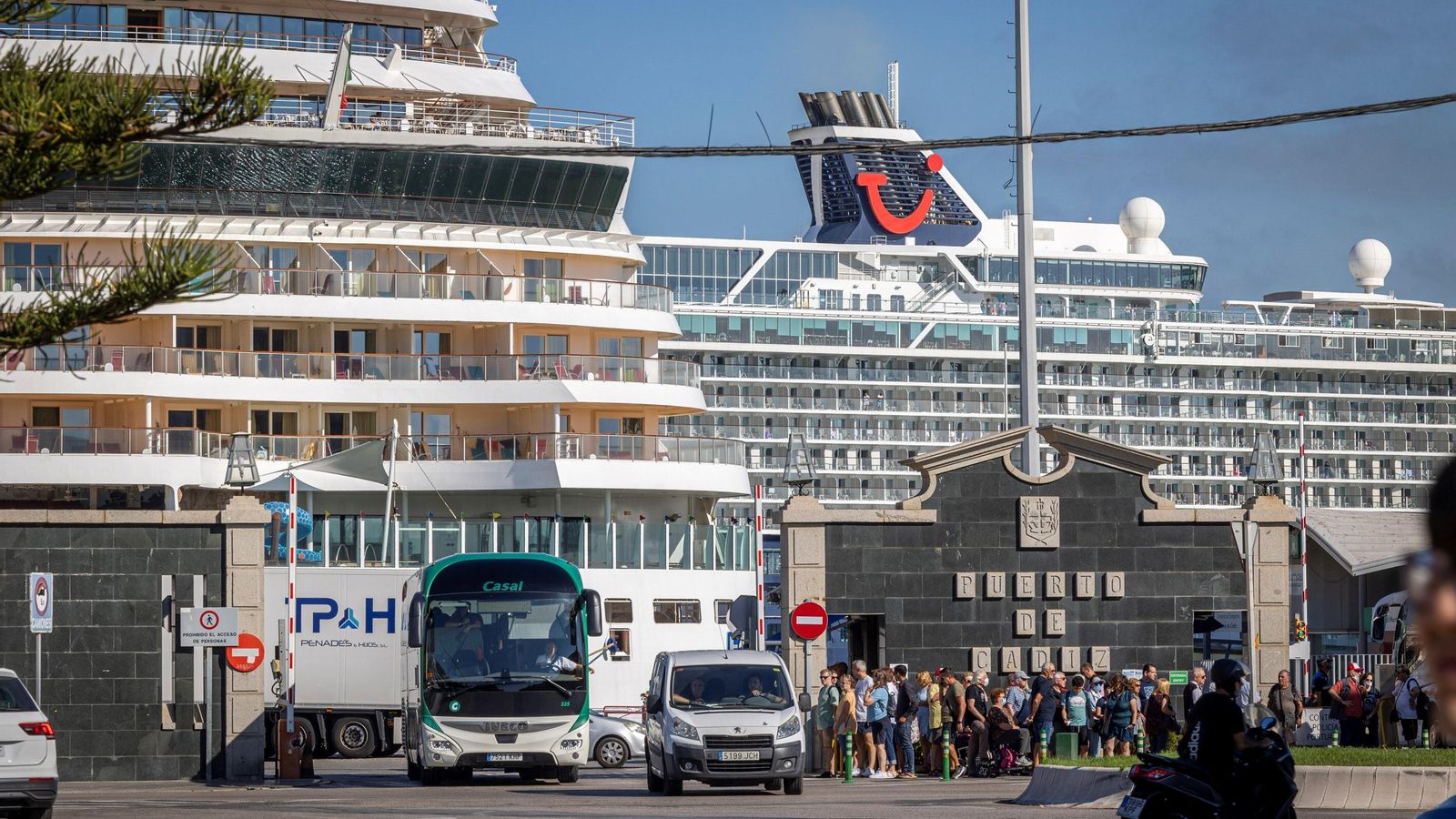 Decenas de turistas recién bajados de los barcos que llegan al puerto de Cádiz, antes de sumergirse en el casco histórico de la ciudad