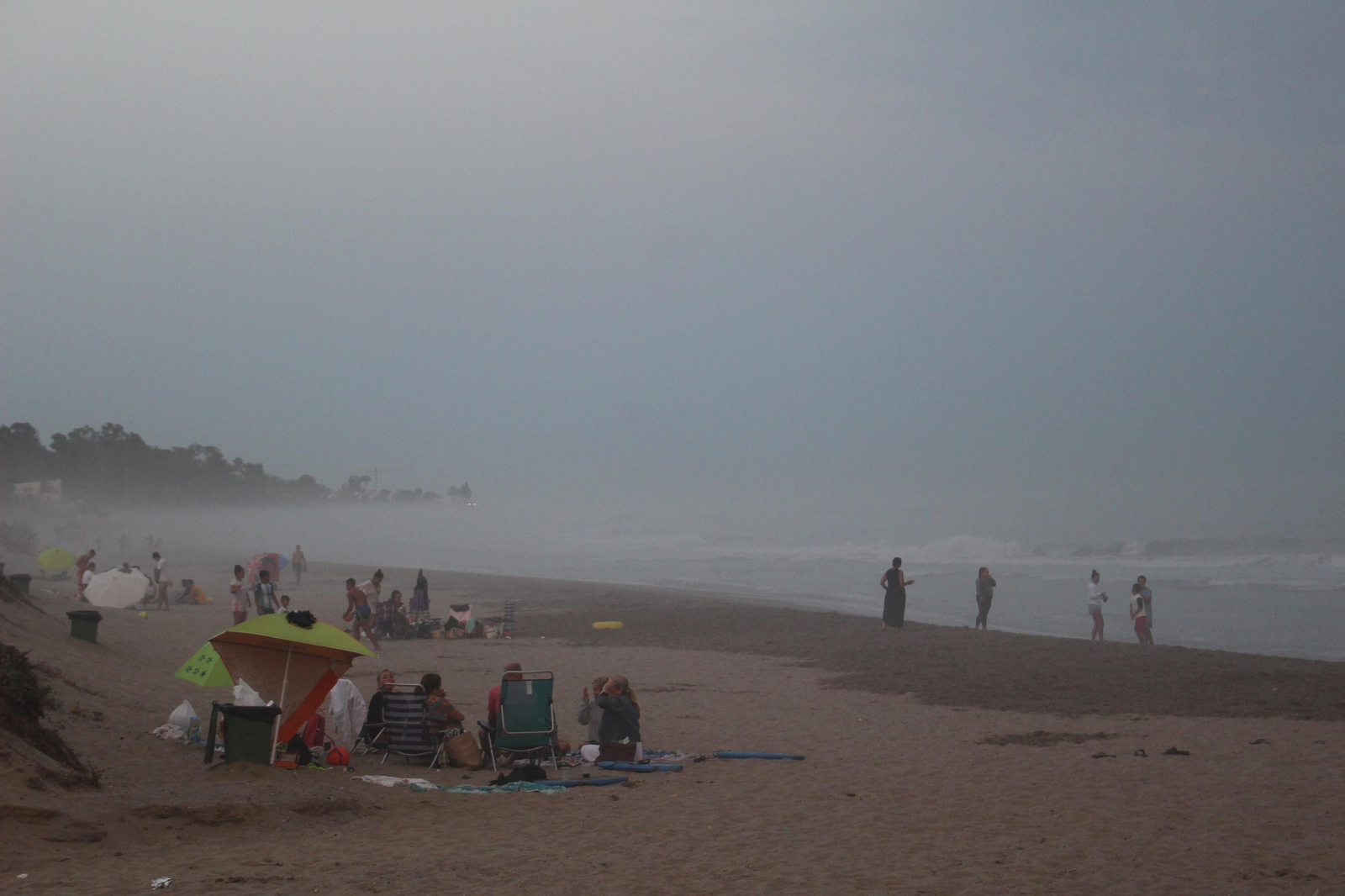 Solitaria noche de San Juan en las playas de Málaga, en fotos