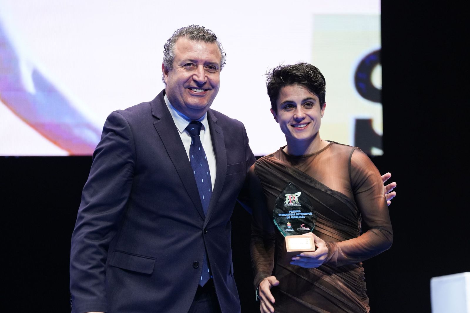 La atleta granadina María  Pérez recogiendo el galardón Andaluza de Oro