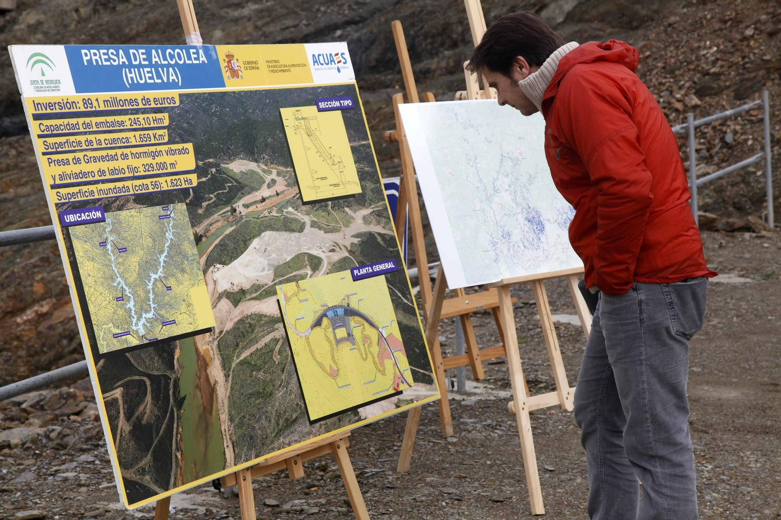 Un hombre observa las características de las obras de la presa de Alcolea en octubre de 2015