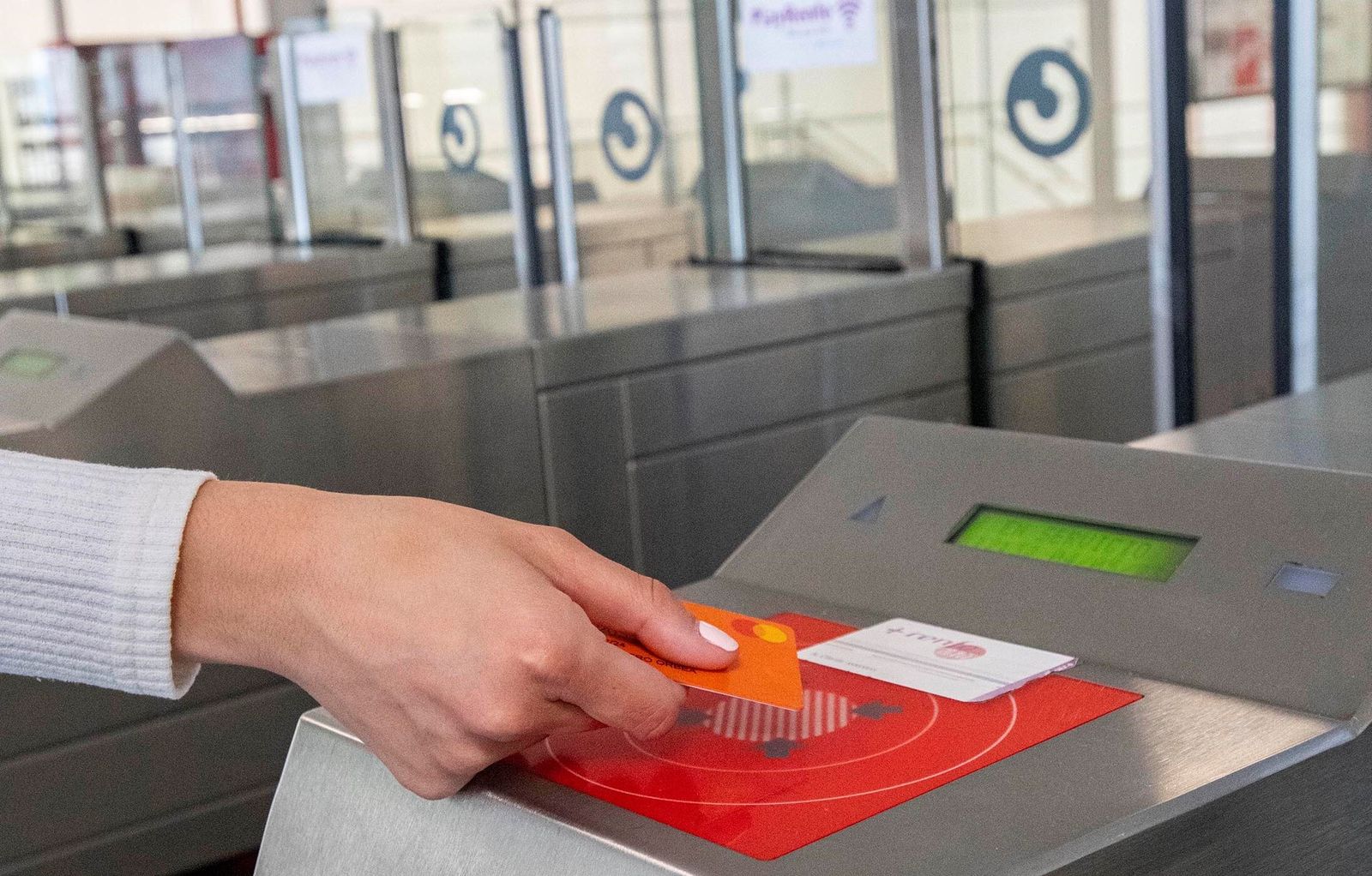 El Cercanías en Sevilla ofrece acceso directo al tren con tarjeta bancaria para billetes sencillos