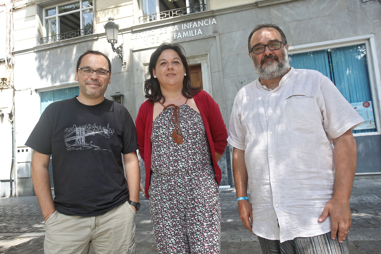 Miguel Peñalva, María Jesús Orihuela y Juan Jesús Cardoso, responsables de los programas de la Fundación, ante su sede en la Plaza de Mina.