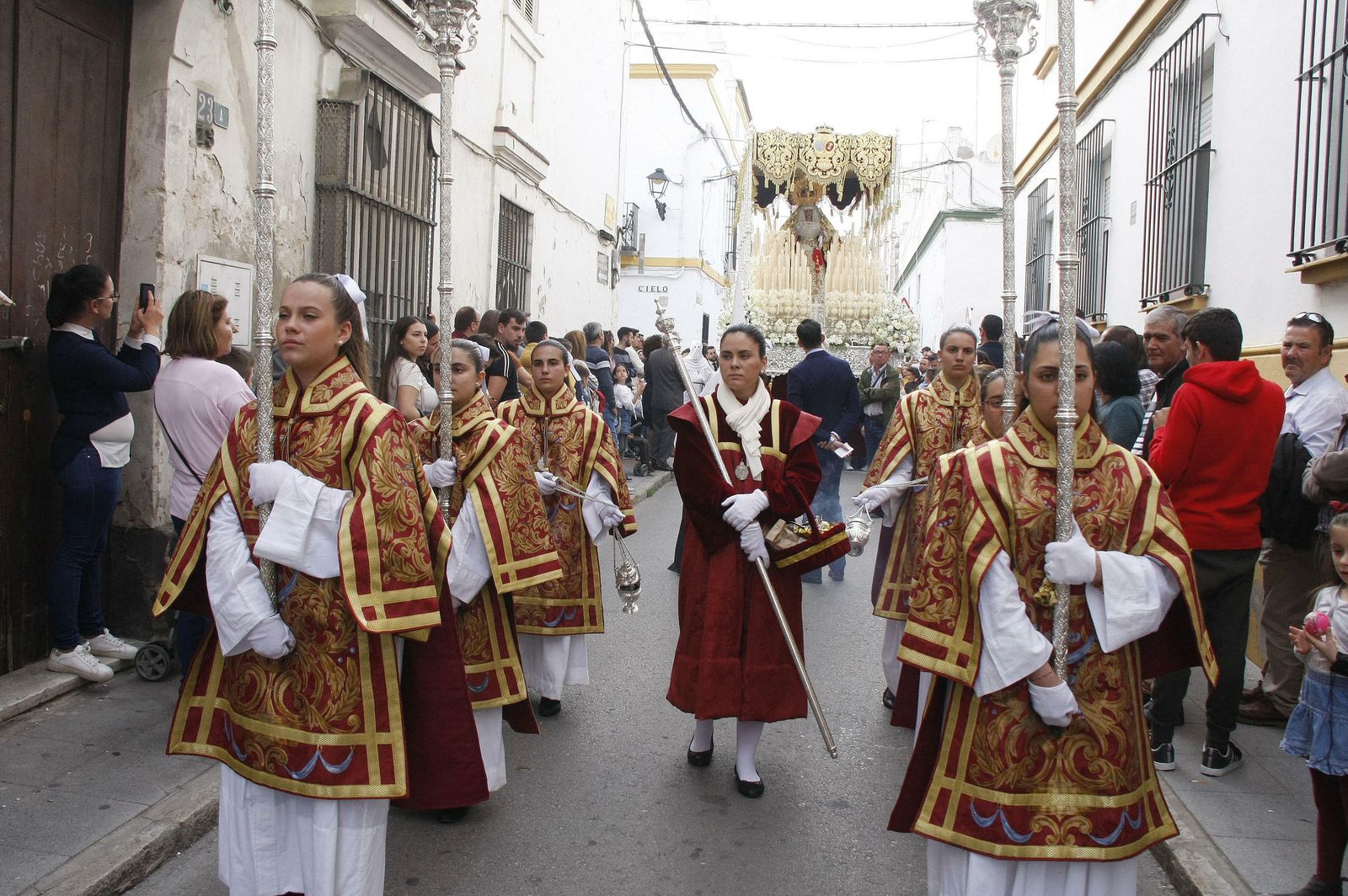 La Virgen de la Amargura, a su paso por la calle Cielo.