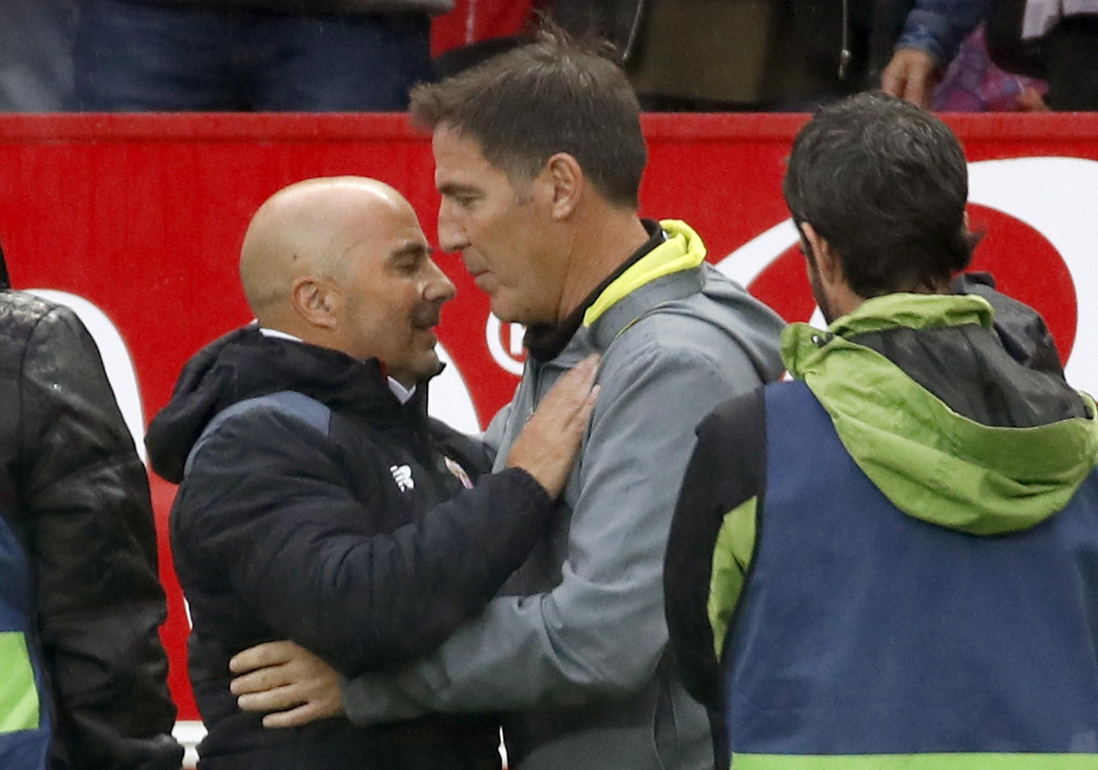 Los argentinos Jorge Sampaoli y Eduardo Berizzo se saludan antes del Sevilla-Celta del pasado mes de abril.