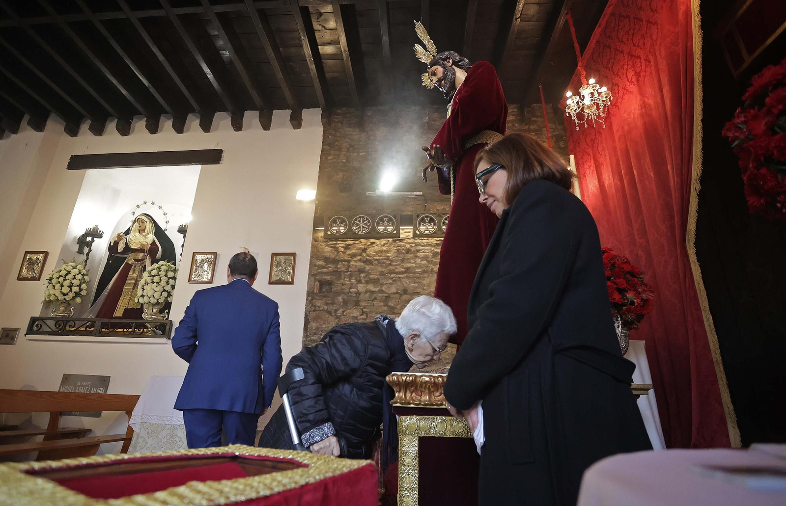 El tradicional besapiés del Cristo de Medinaceli de Algeciras, en imágenes