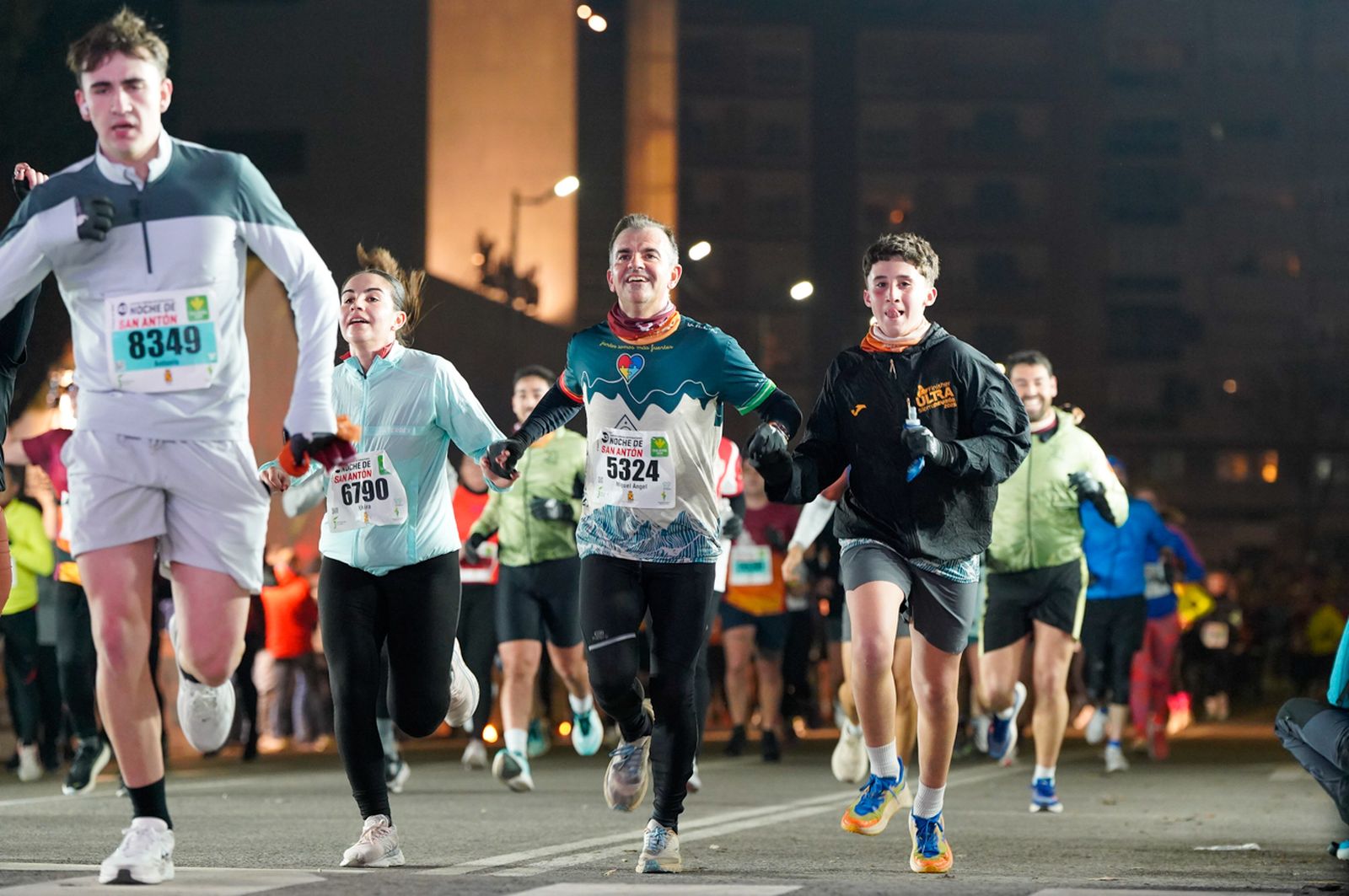 En imágenes: búscate en tu llegada a meta de la Carrera de San Antón 2026 (16)