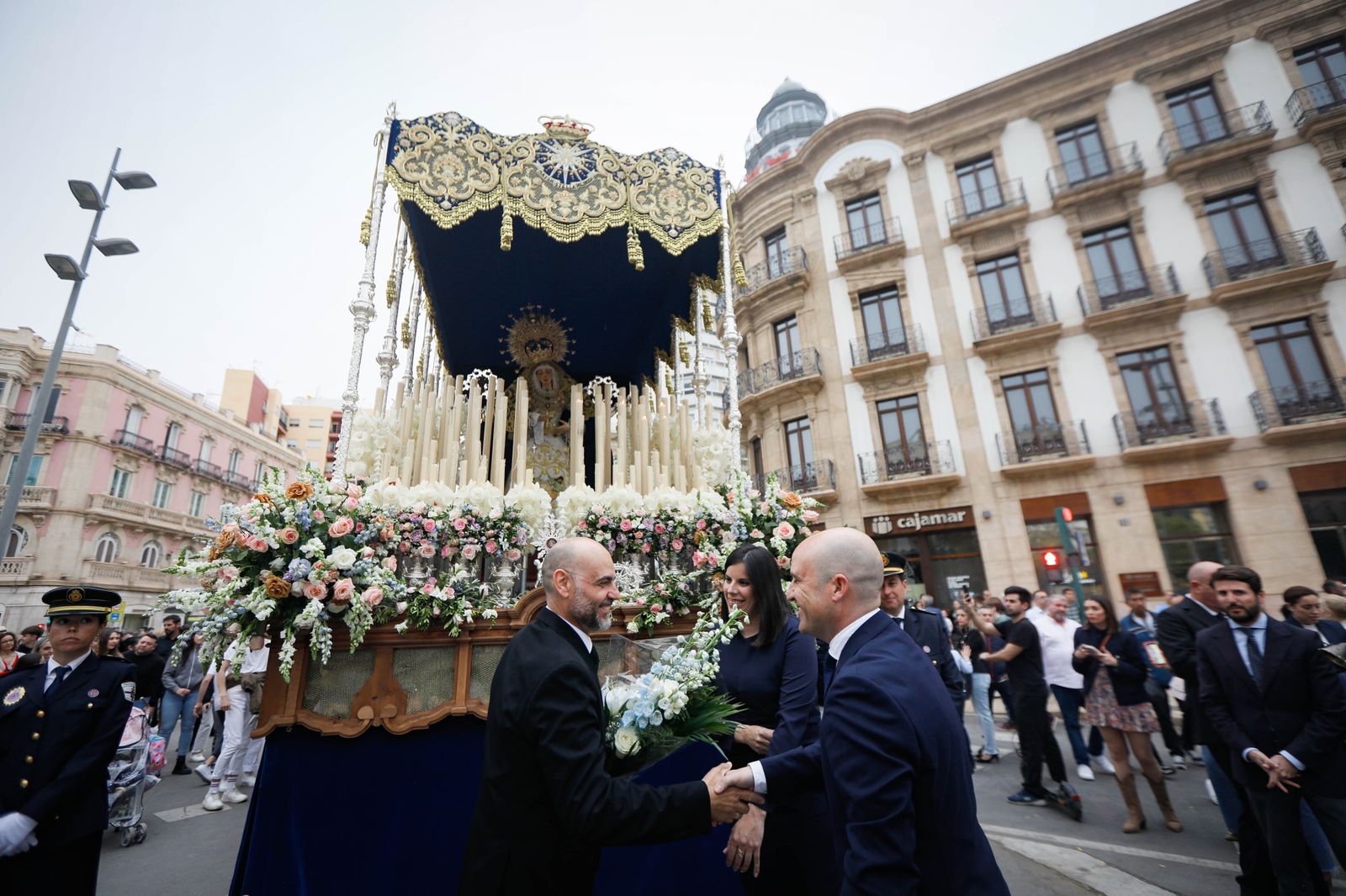 Mira como la cena sale a las calles de Almería tras las lluvias