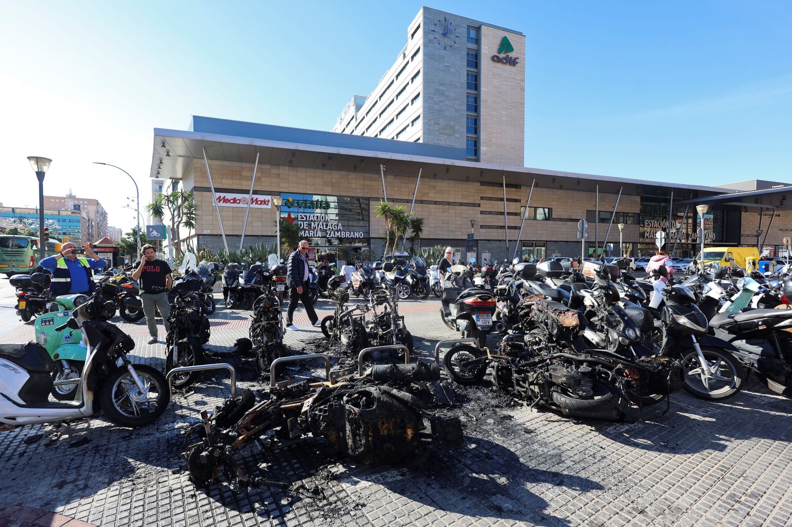 Motocicletas clacinadas frente a la estación María Zambrano.