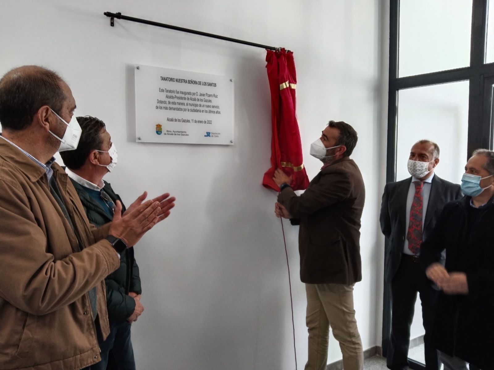 El alcalde, Javier Pizarro, descubre la placa que recordará esta inauguración.