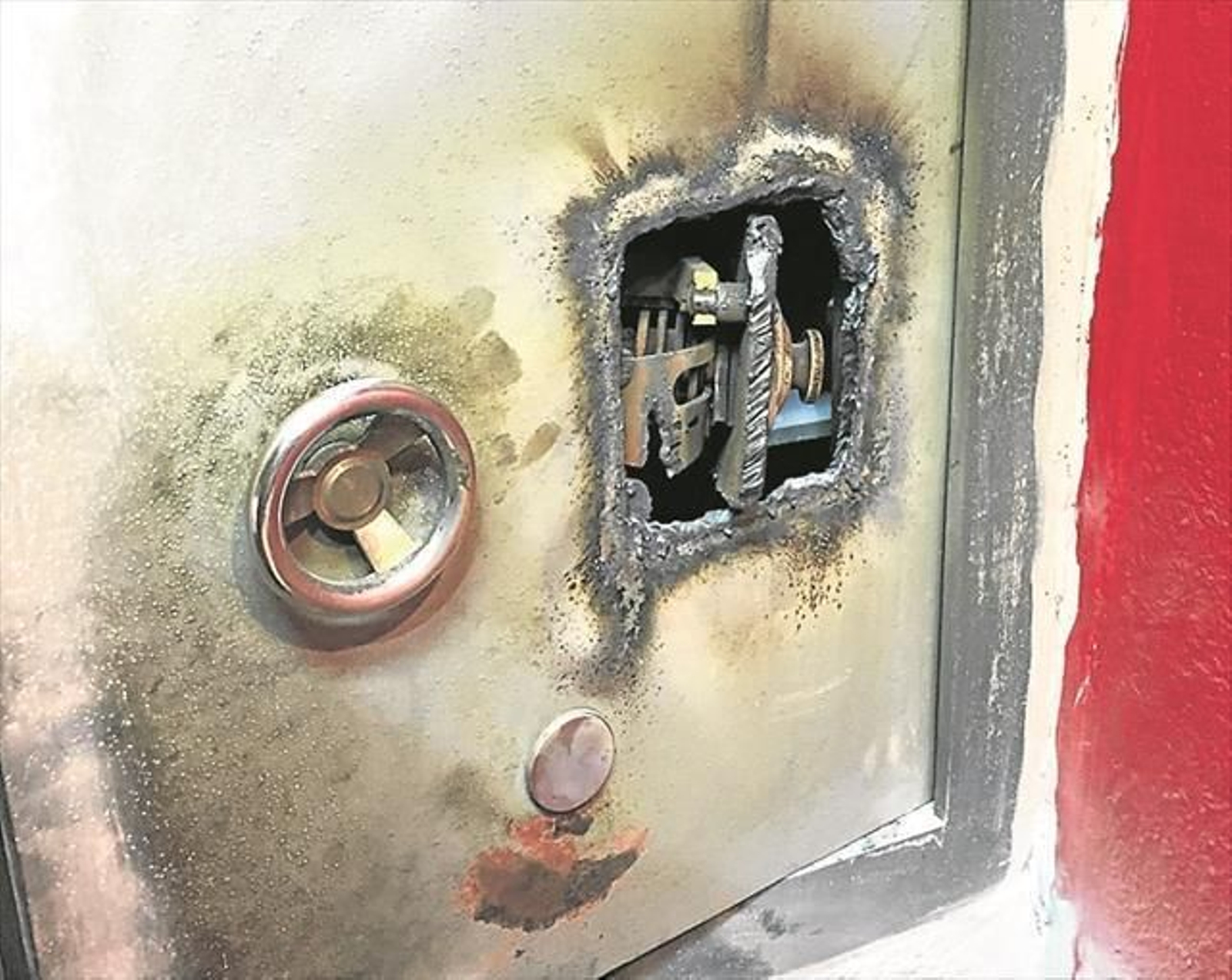 Una caja fuerte abierta con soplete