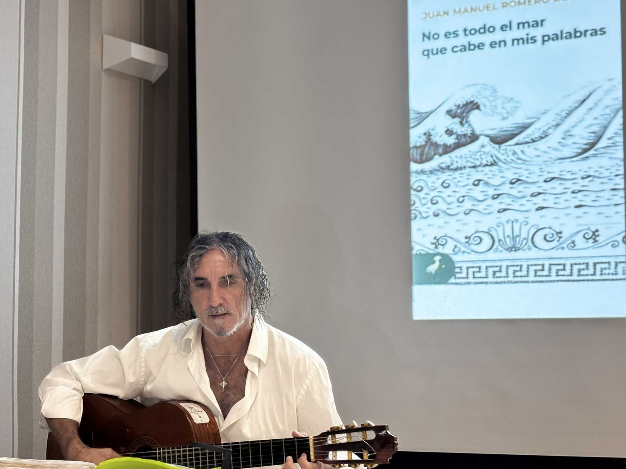El mar hecho verso llega a Motril de la mano del poeta Juan Manuel Romero Bey
