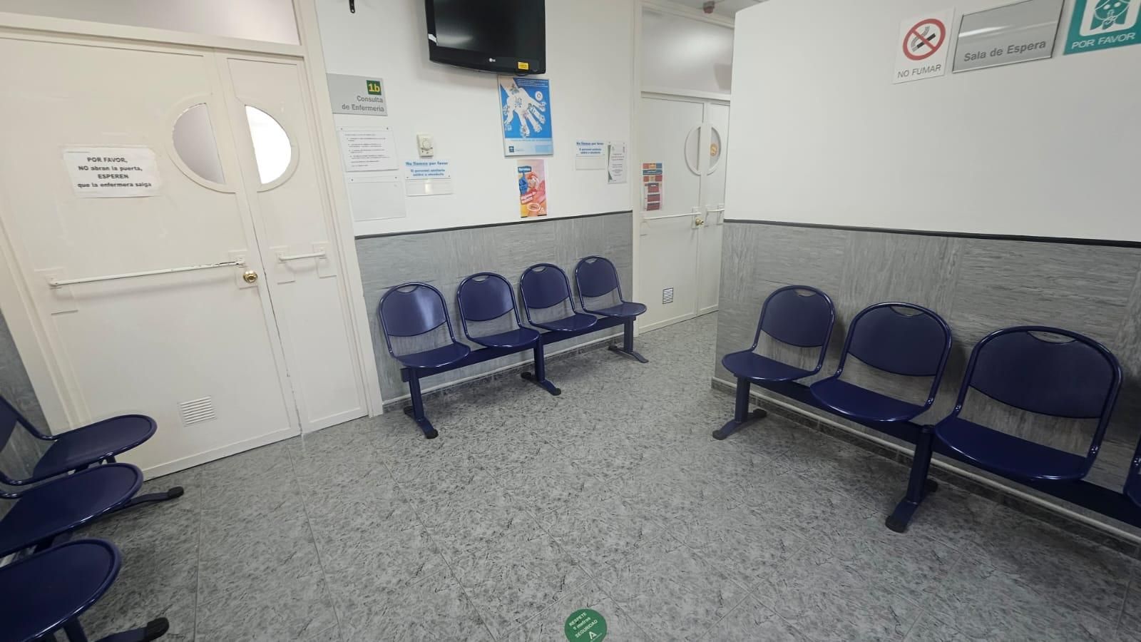 Las consultas cerradas, los carteles confusos y el silencio de los pasillos resumen bien el pulso entre los facultativos y el Ministerio. Las consultas cerradas, los carteles confusos y el silencio de los pasillos resumen bien el pulso entre los facultativos y el Ministerio.