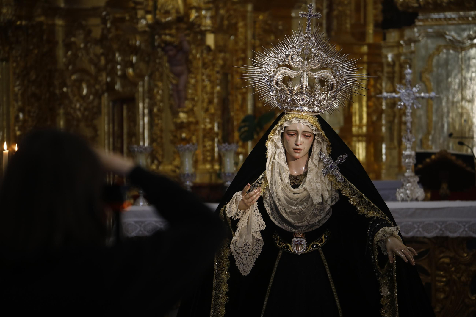 Las mejores fotos del besamanos de la Virgen de la Quinta Angustia de Córdoba