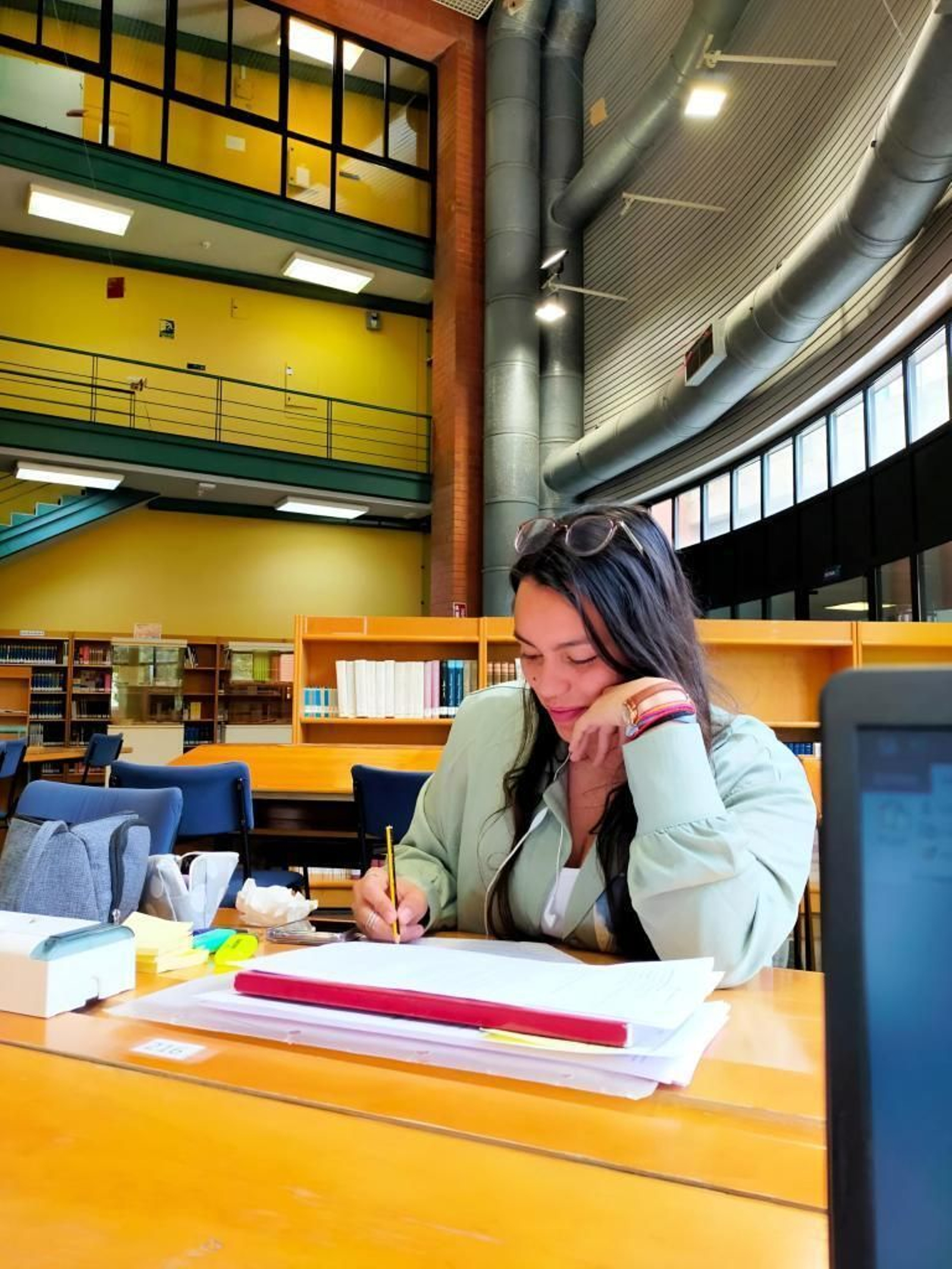 Martha estudiando para sus exámenes. Martha estudiando para sus exámenes.